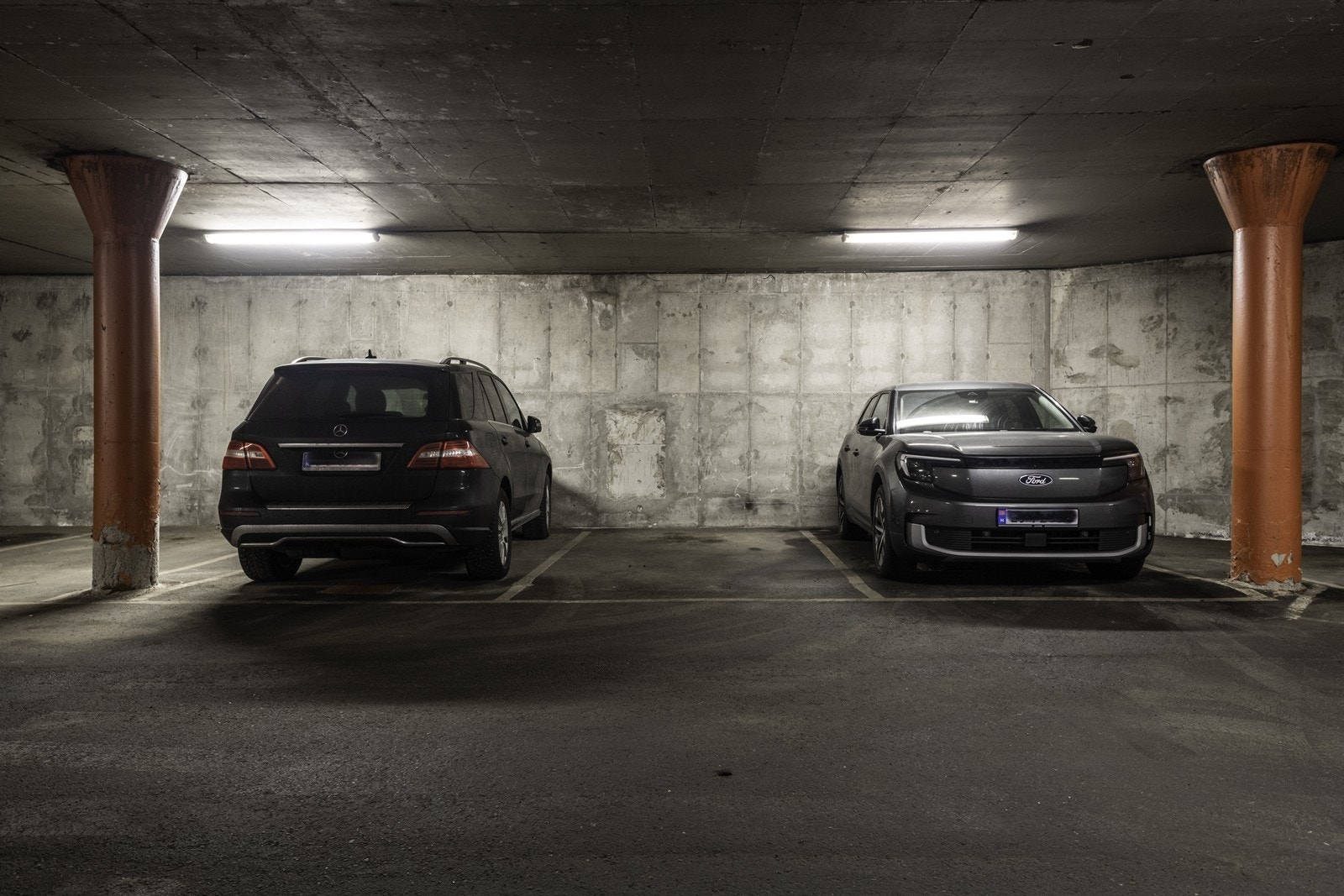 Parkeringskjelleren har solid betongkonstruksjon med tydelig oppmerkede plasser, og gir trygg parkering for beboerne. Galleribilde