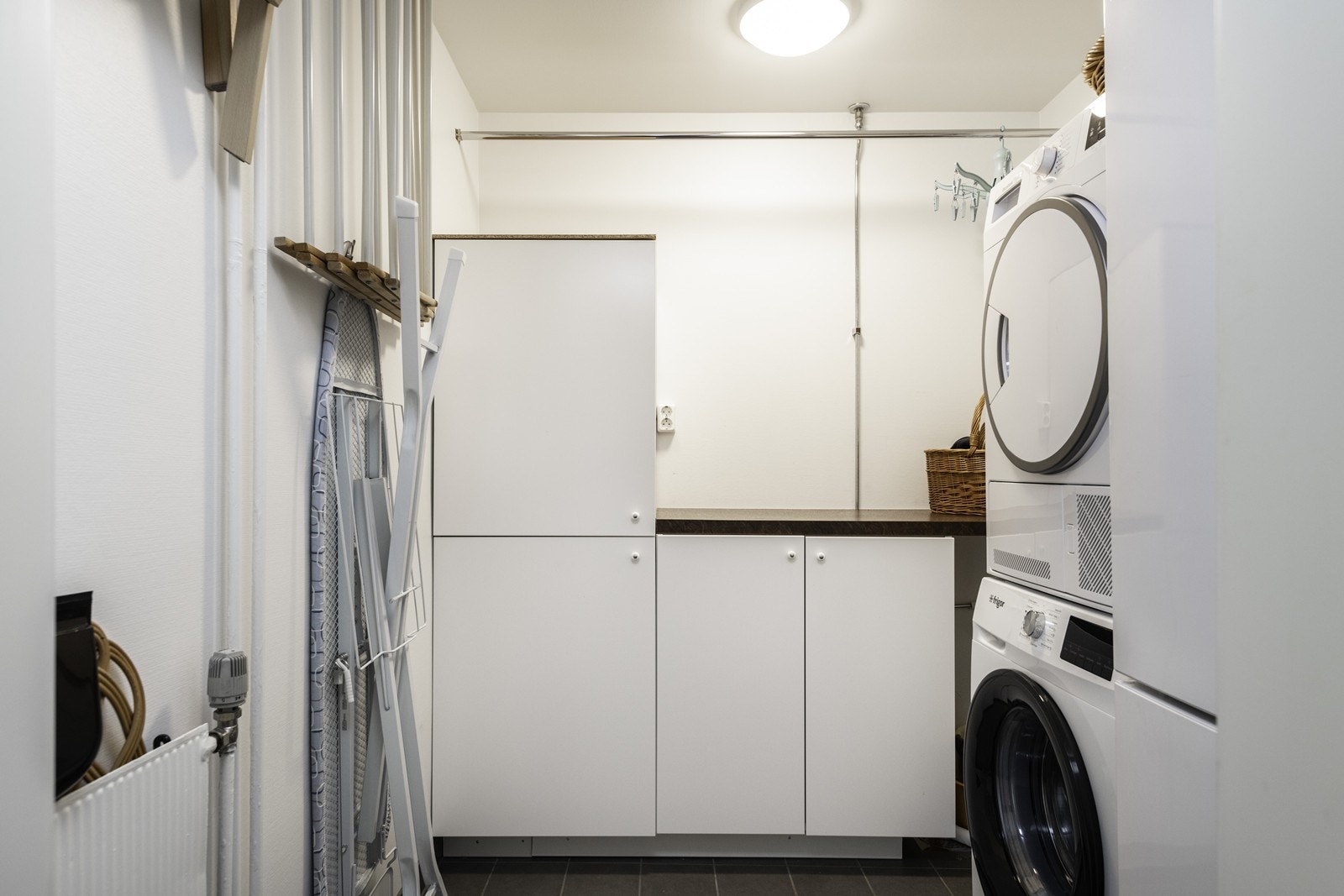 Vaskerommet har slettmalte vegger og himling samt flislagt gulv med gulvvarme. Det er avtrekksventil i taket og opplegg for vaskemaskin. Galleribilde