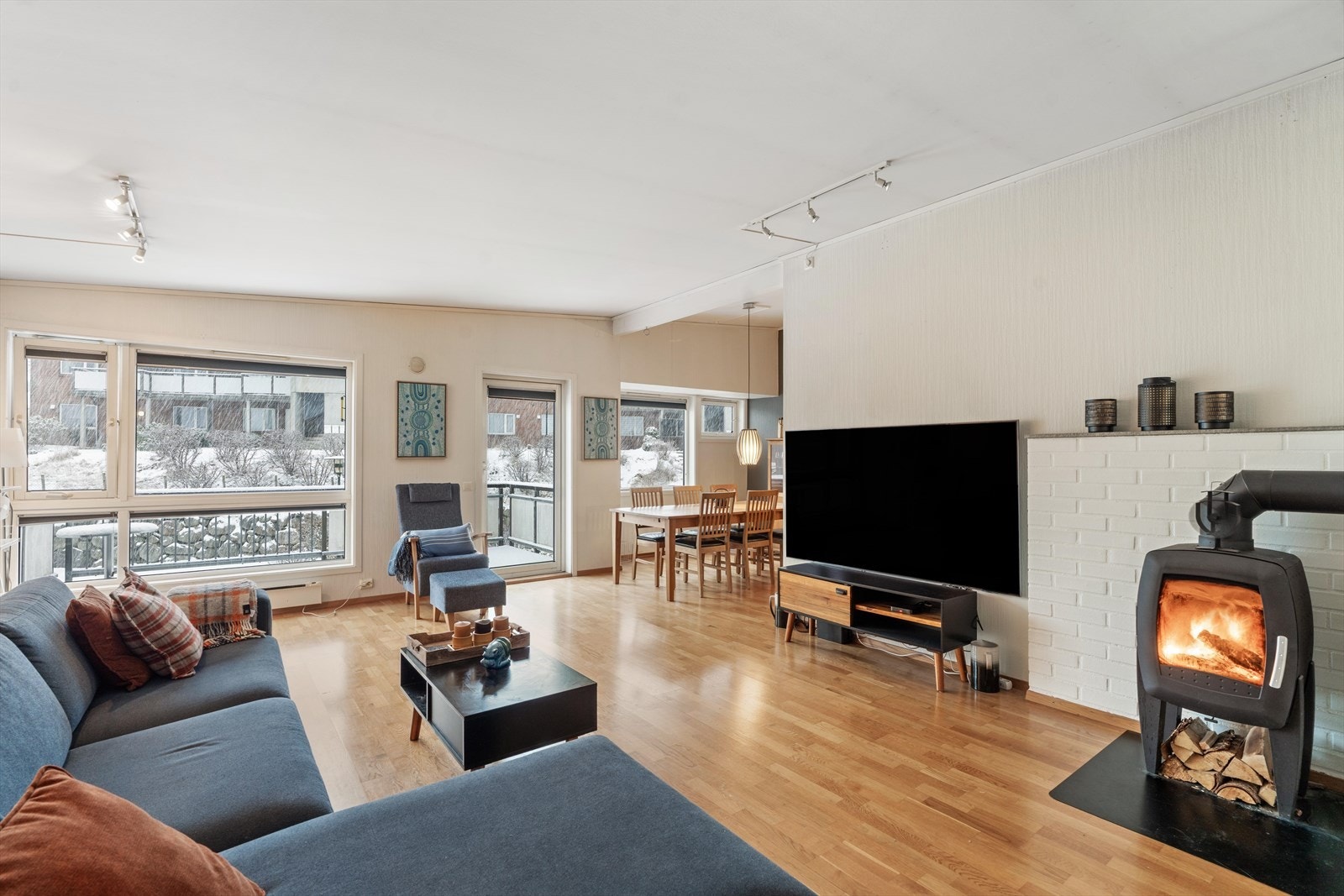 Stue med vedovn Galleribilde