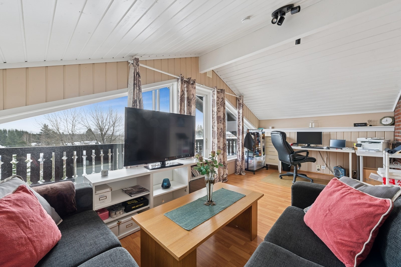 Fra loftstuen er det utgang til en balkong på 10 m². Galleribilde