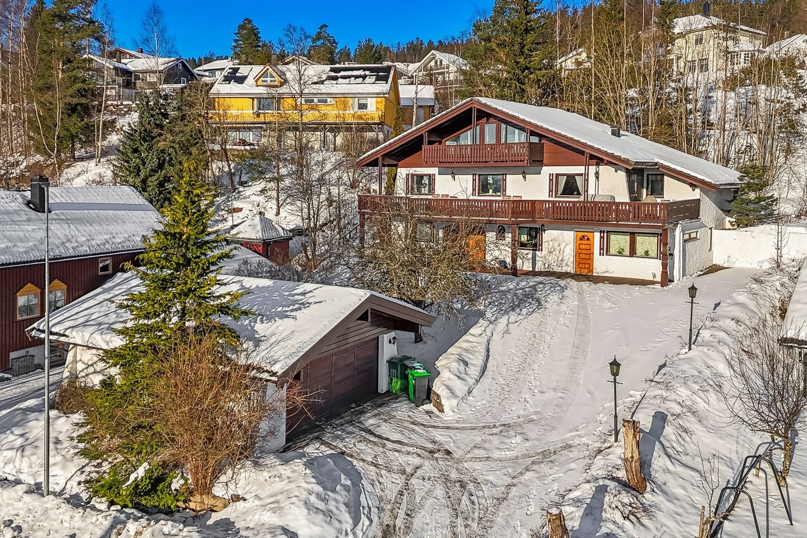 Eiendommen har en frittstående garasje på 44 m² fra 2005 og gode parkeringsmuligheter på egen tomt. Galleribilde