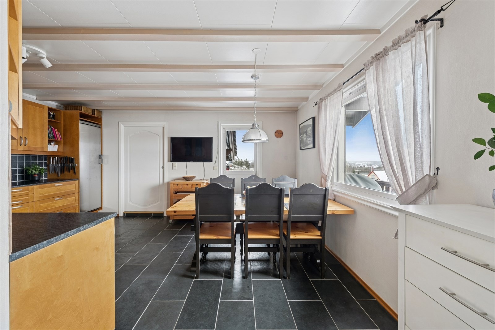 Fra spiseplassen ved kjøkkenet er det utgang til en balkong med varmekabler. Galleribilde