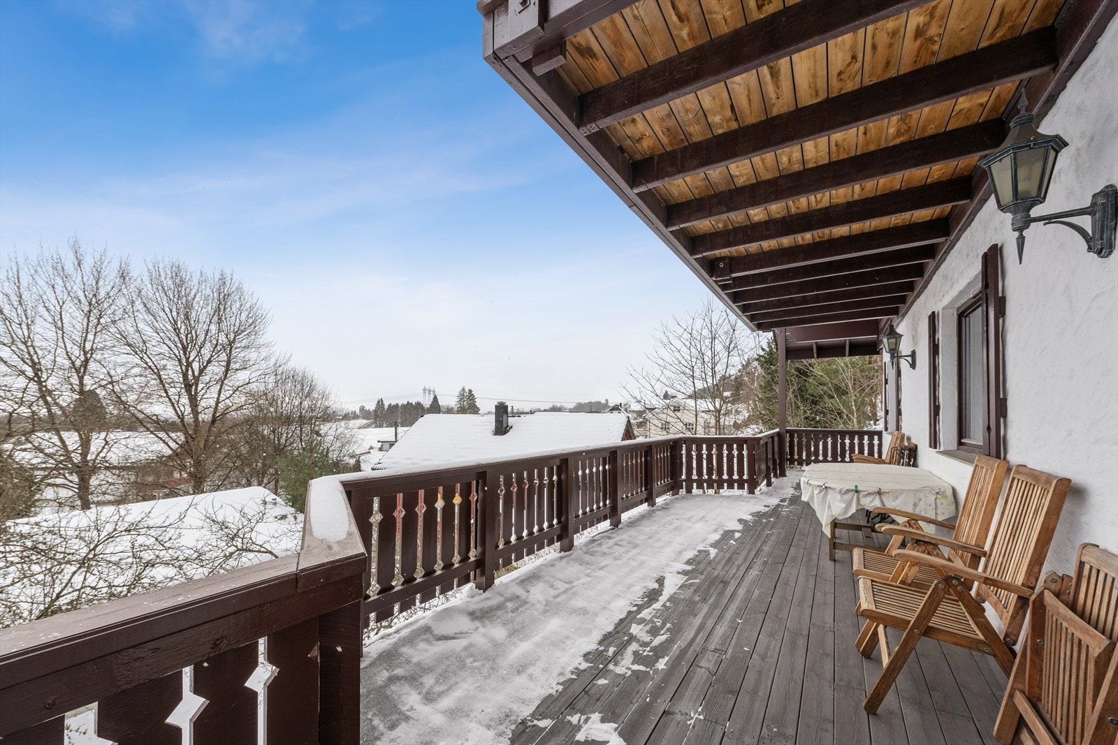 Fra første etasje er det utgang til en stor terrasse på 49 m². Galleribilde