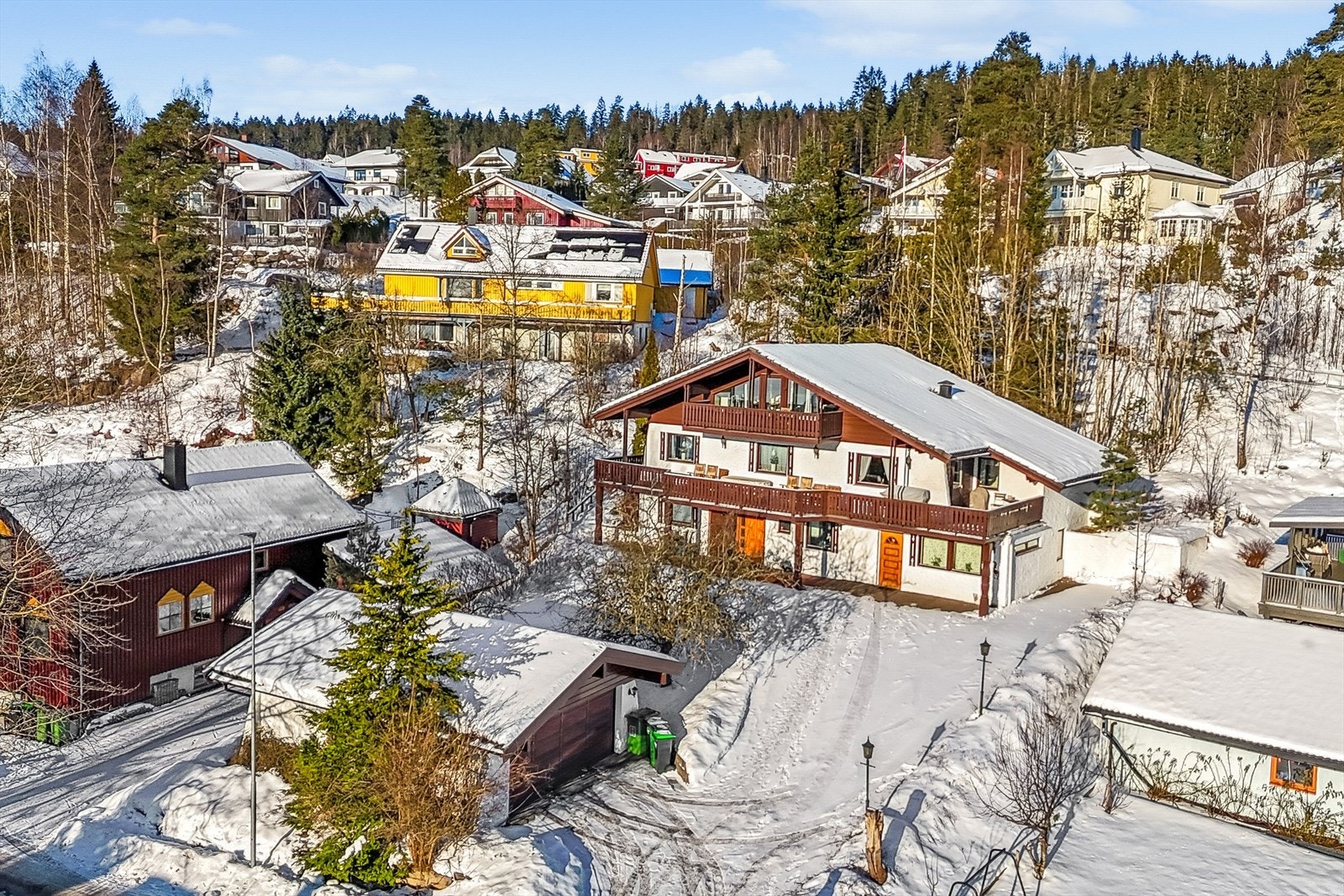Boligen er oppført i 1986 med yttervegger i bindingsverk og leca, kledd med malt panel. Galleribilde