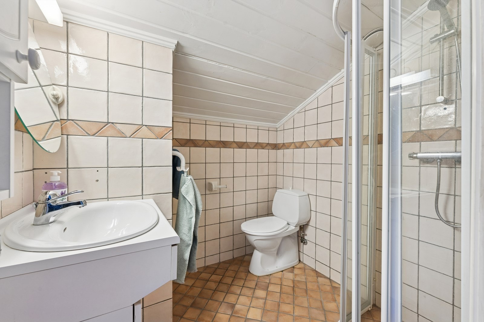 Loftsetasjen har baderom med wc, servant og dusjhørne. Galleribilde
