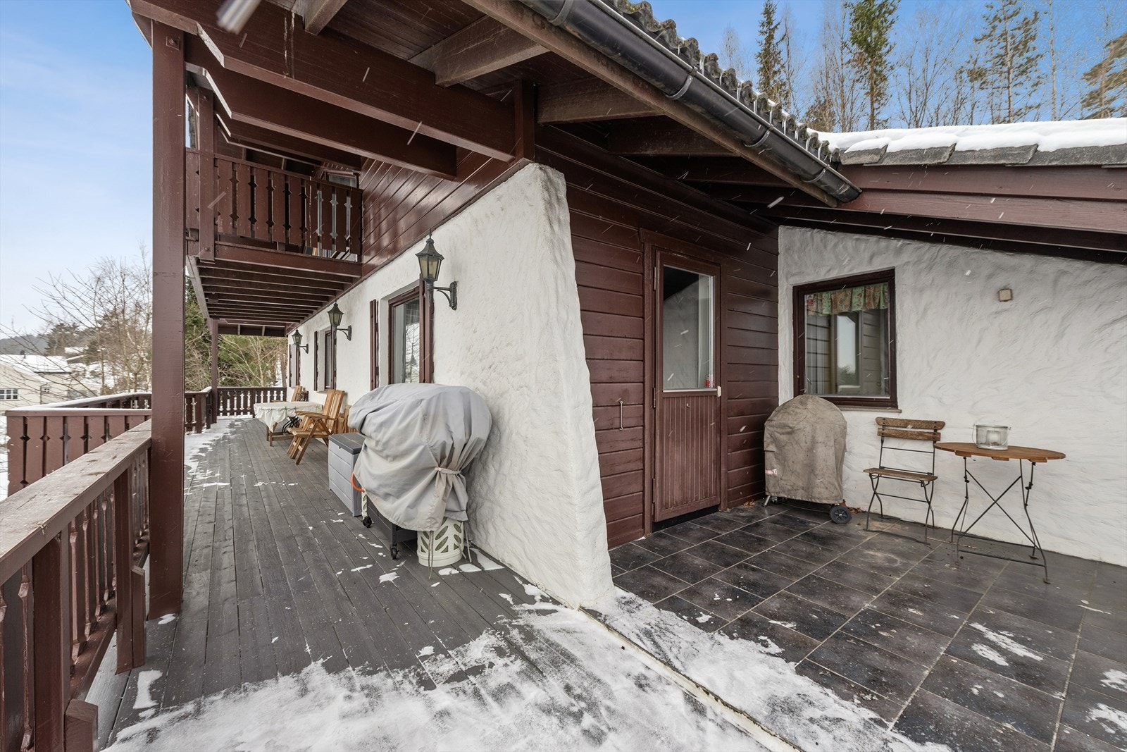 Her er det god plass til flere sittegrupper og grill, perfekt for sosiale sammenkomster. Galleribilde