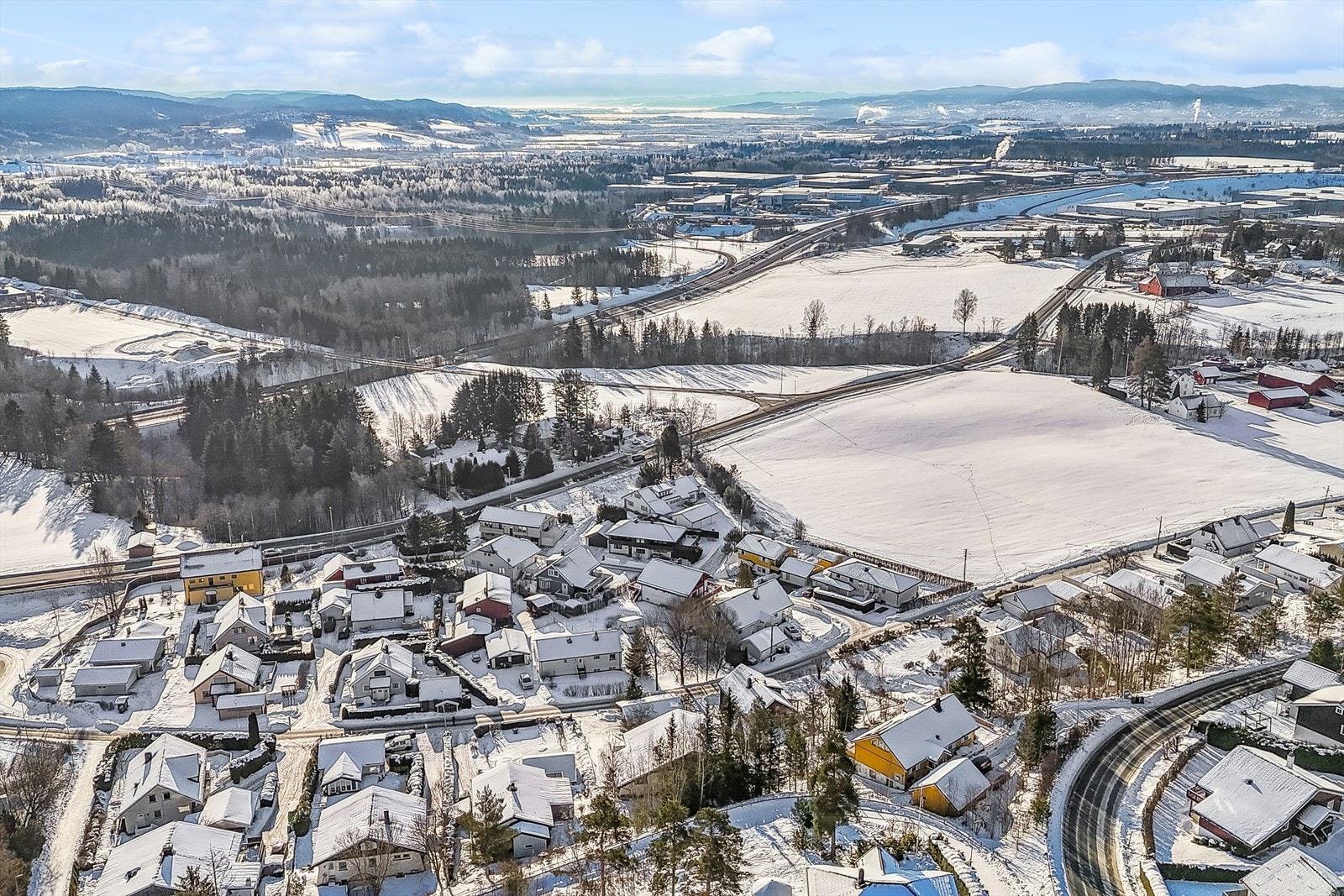 Området har gode pendlermuligheter, med tog fra Frogner stasjon til Oslo S på rundt 25 minutter. Galleribilde