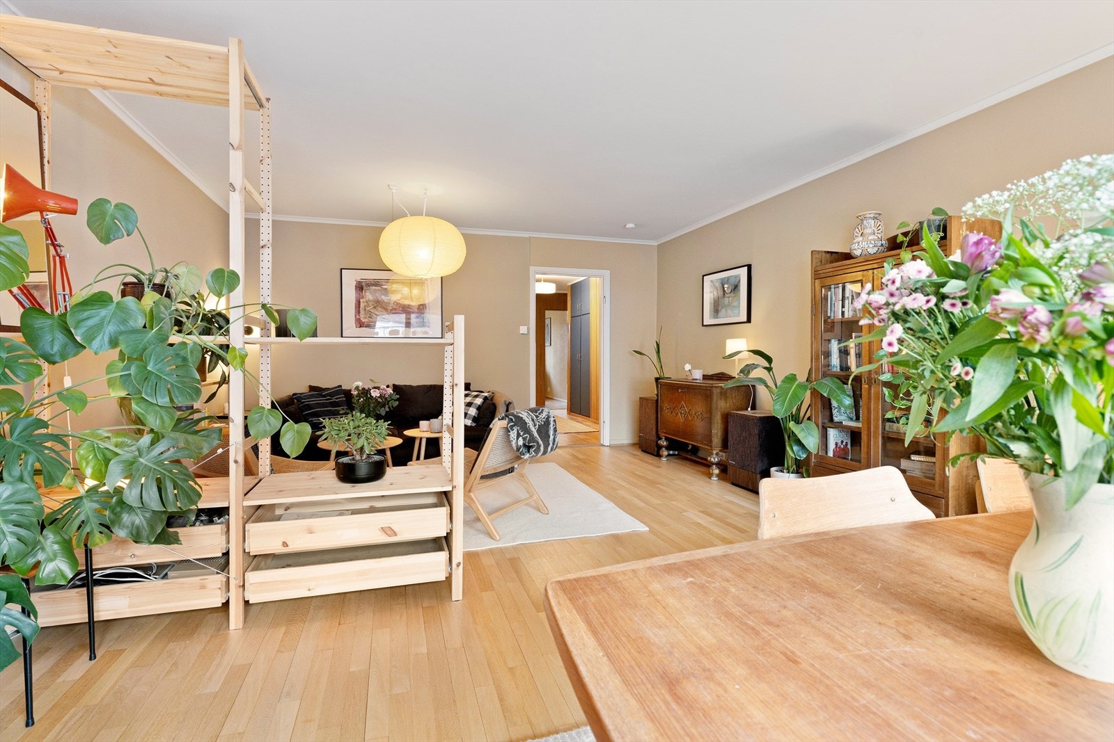 Overflatene i stuen ble pusset opp i 2024, samt slipt og lakkert gulv. Galleribilde