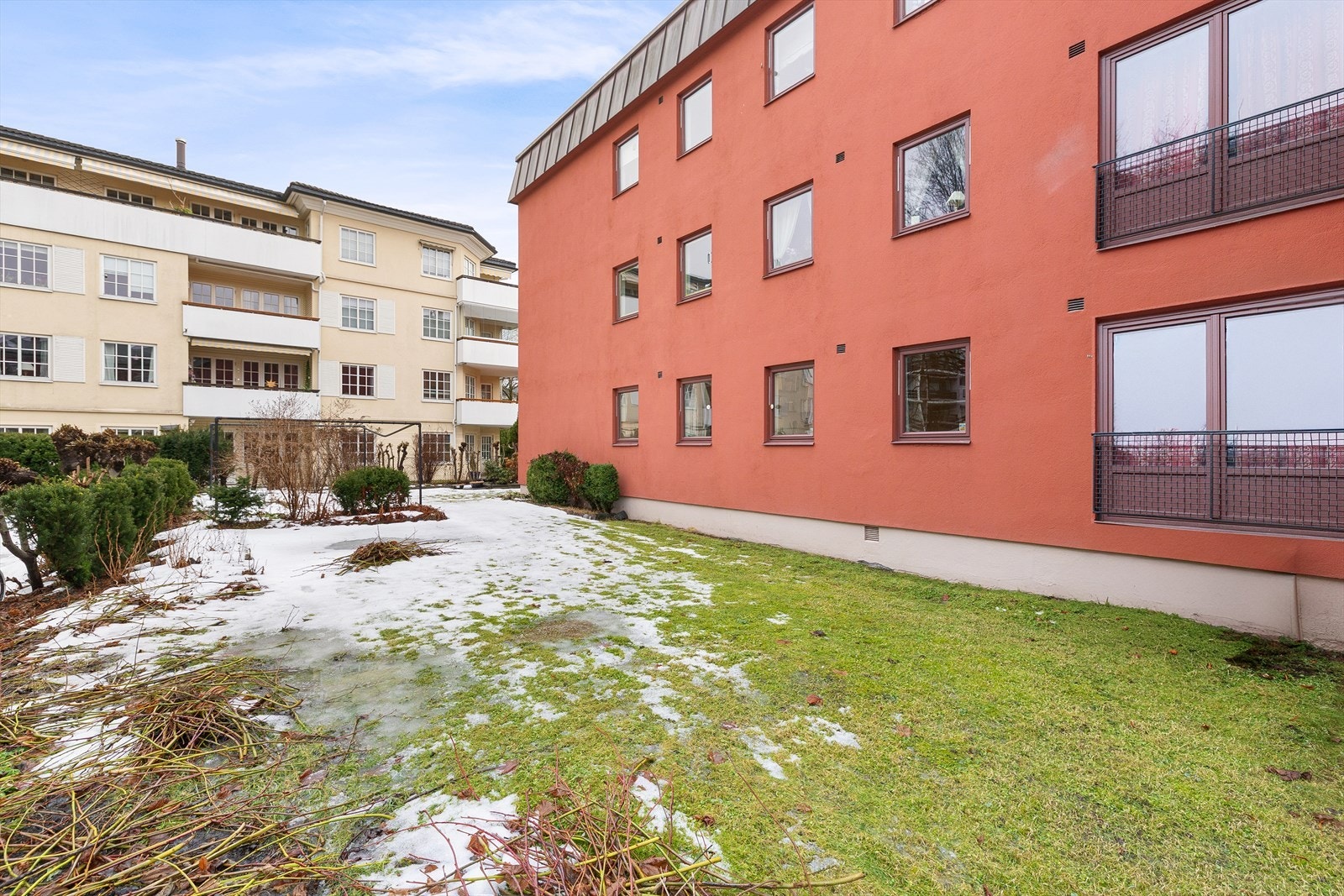 Sameiet har grønne og frodige fellesområder. Galleribilde