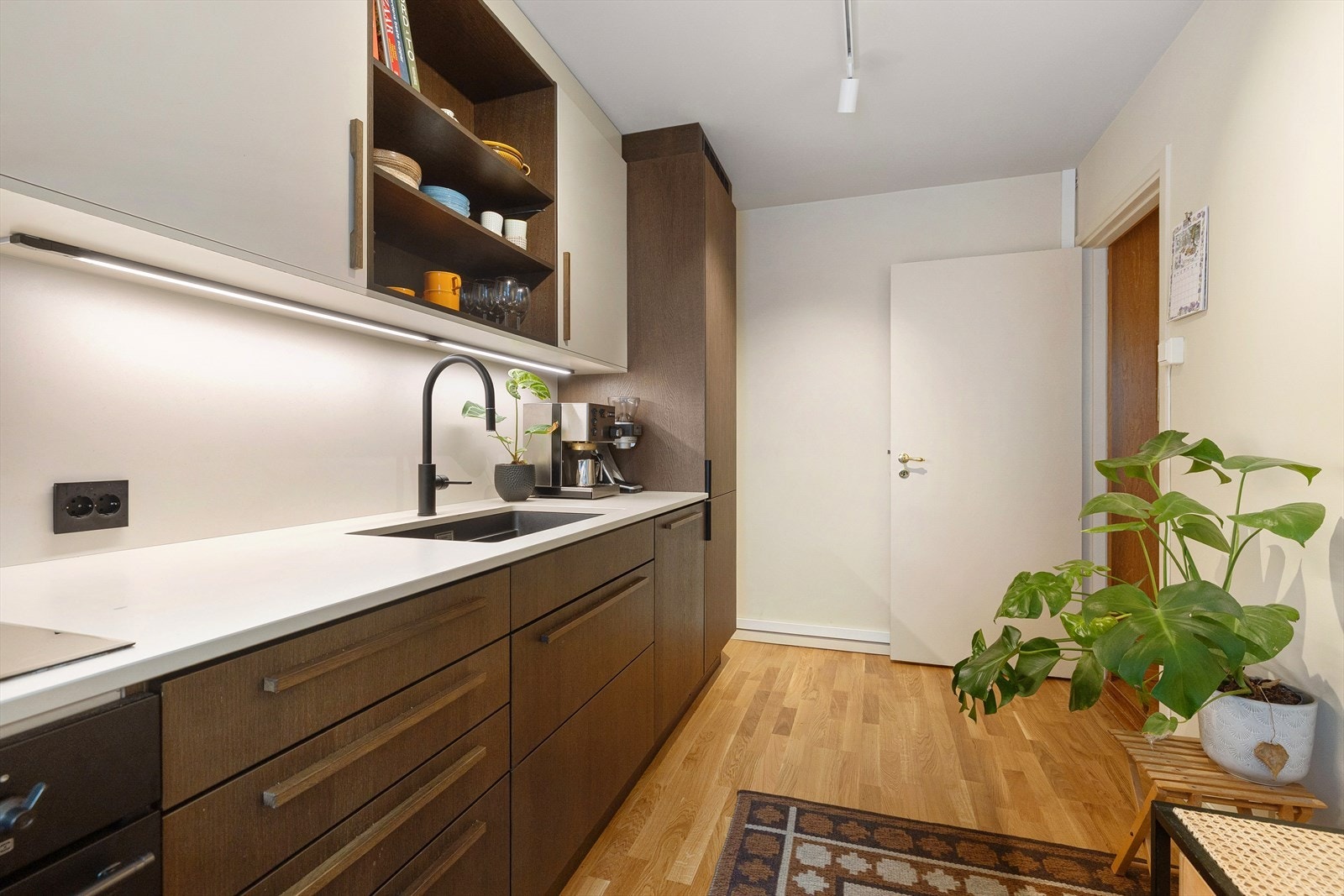 Den lekre keramiske benkeplaten gir både et eksklusivt preg og rikelig med arbeidsflate. Galleribilde