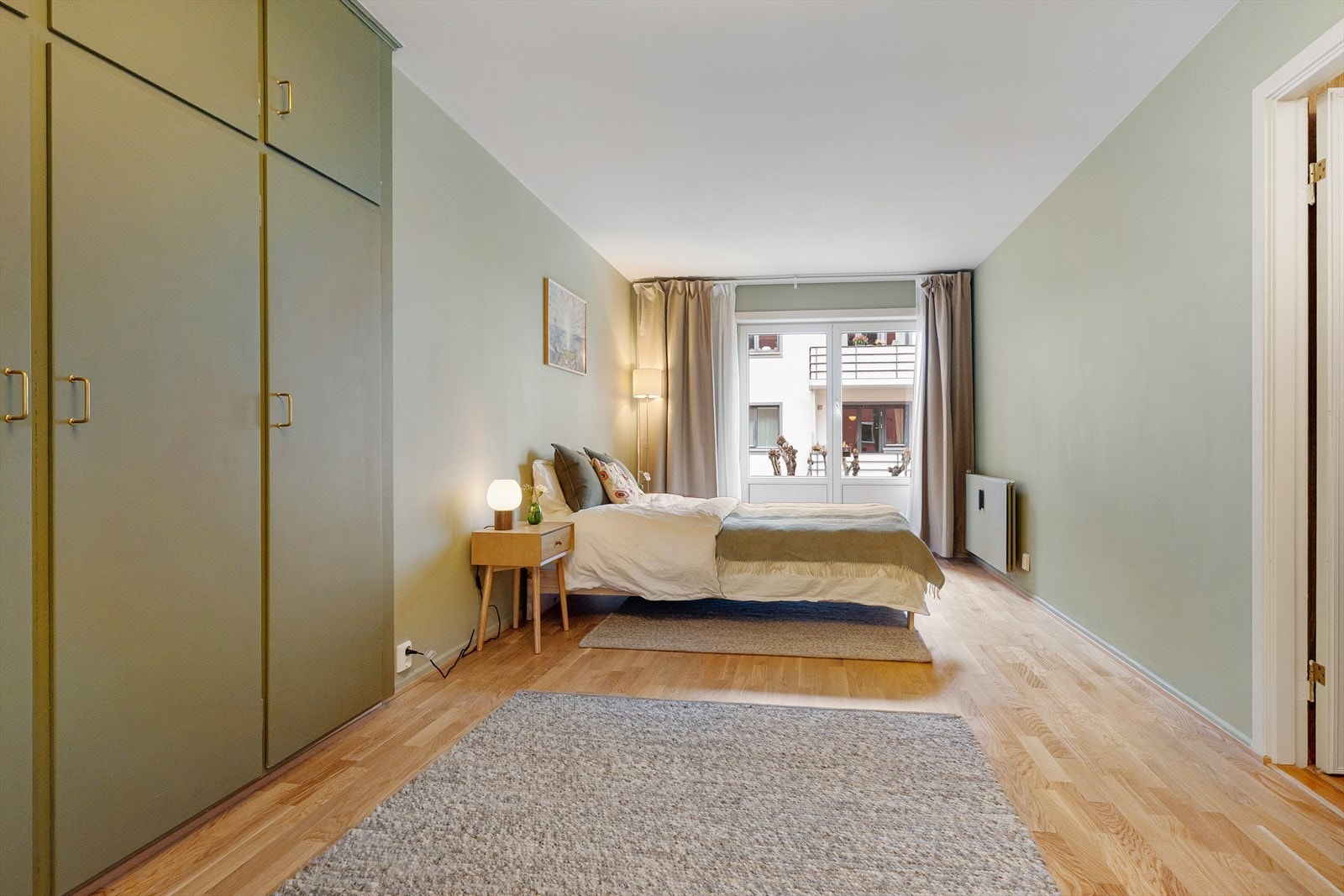 Hovedsoverommet er romslig og luftig, med god plass til dobbeltseng, nattbord og garderobeløsning. Galleribilde