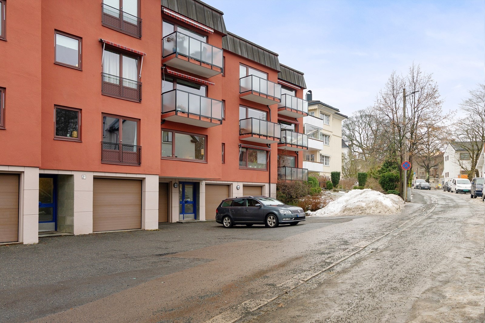 Fin og velholdt fasade. Parkering i garasje deles ut etter venteliste. Galleribilde