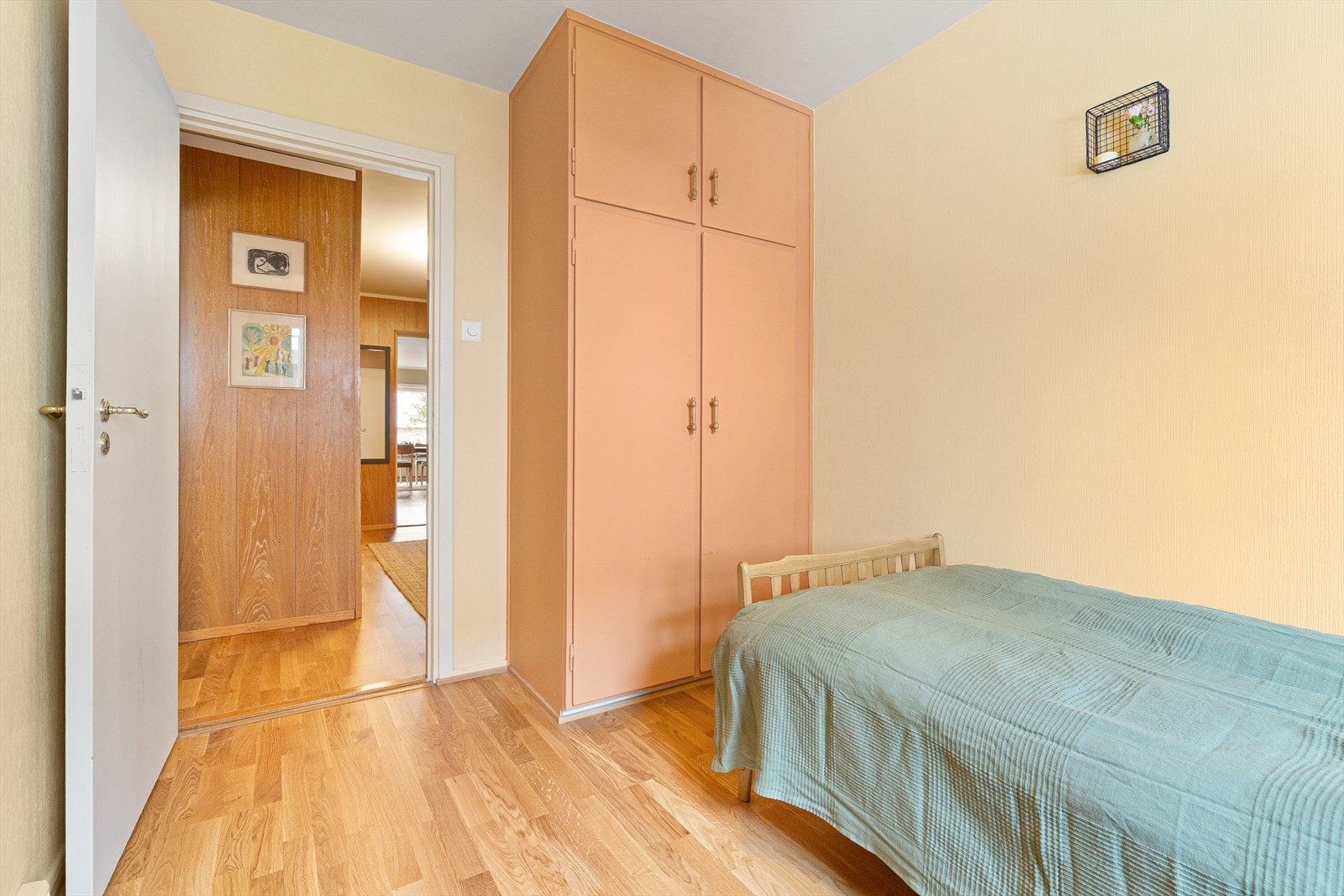 Det egner seg perfekt som barnerom, gjesterom eller hjemmekontor - med plass til seng, skrivebord og garderobe etter behov. Galleribilde