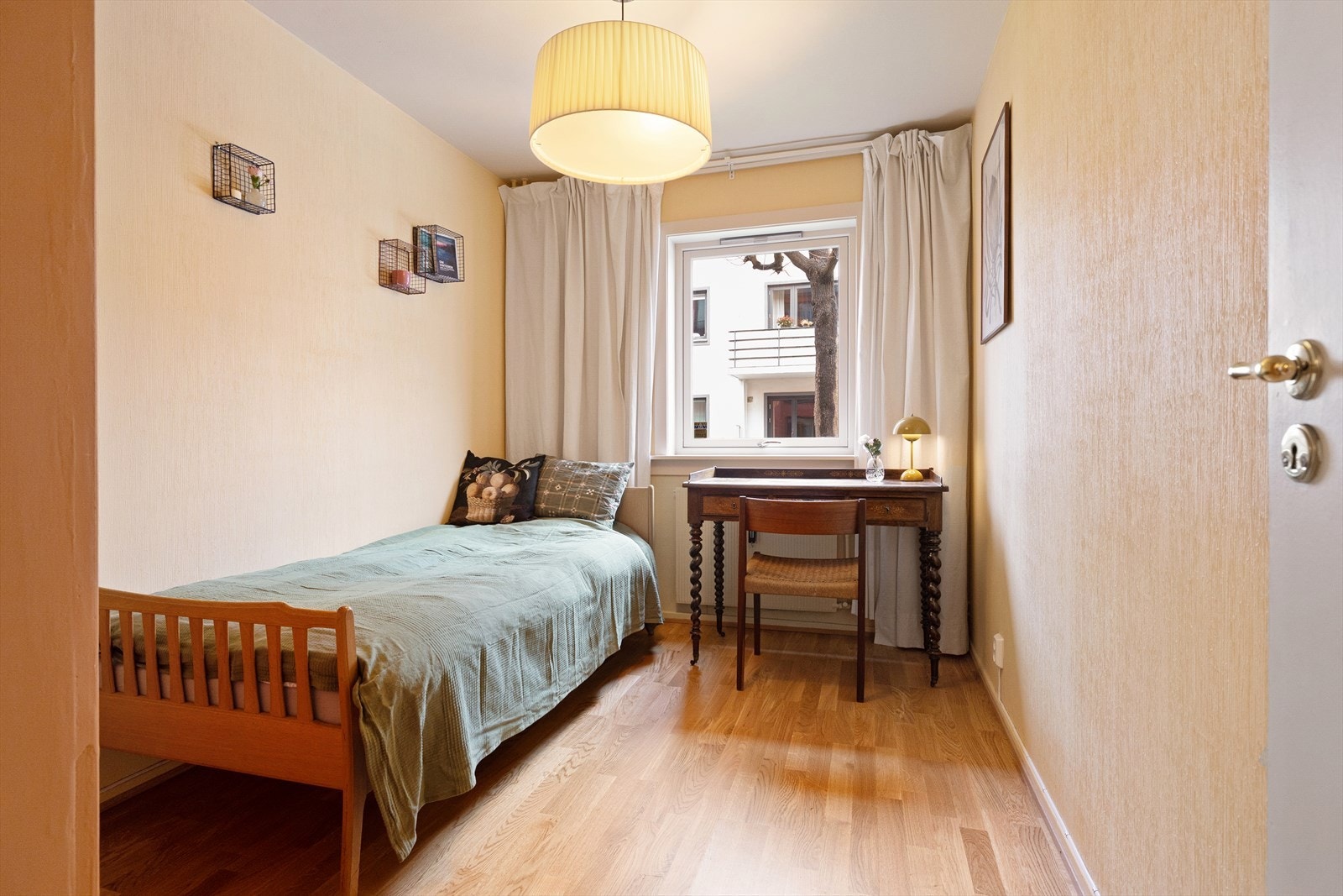 Det andre soverommet er noe mindre, men fortsatt av svært god størrelse. Galleribilde