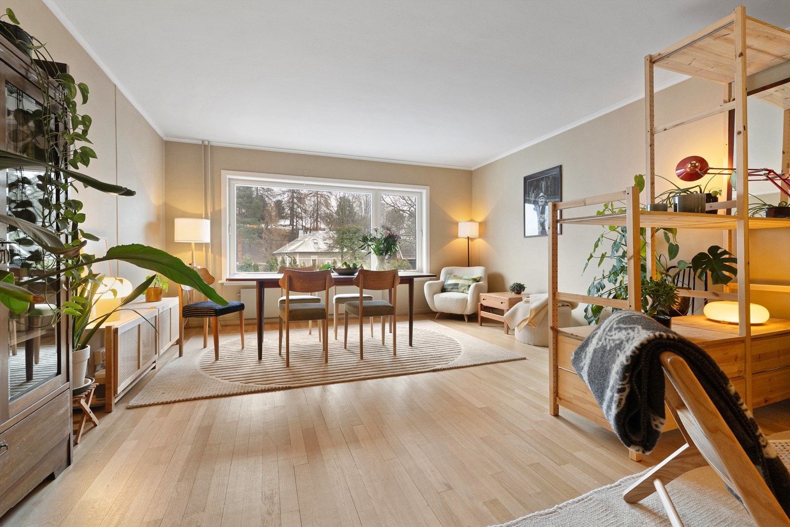 Her er det god plass til å etablere flere soner; en romslig sofagruppe med tilhørende bord og mediemøbel, samt et spisebord med plass til både familie og venner. Galleribilde