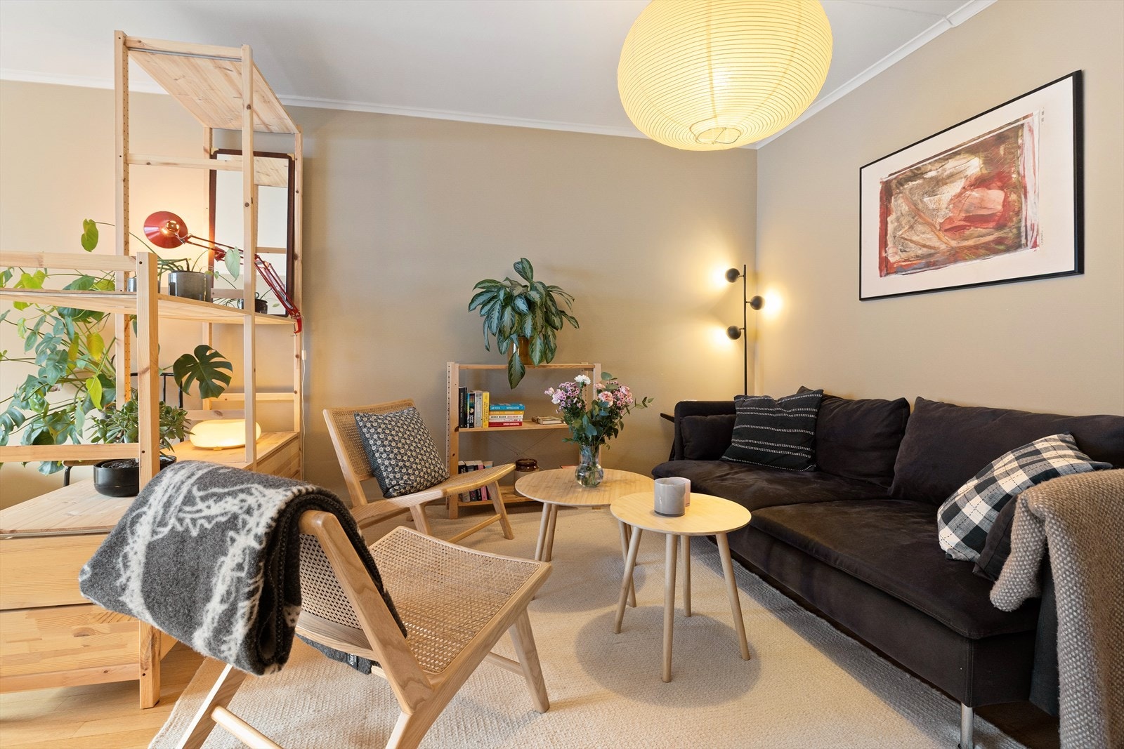 Rommet oppleves luftig og sosialt, og danner en perfekt ramme for hyggelige sammenkomster, rolige kvelder og alt imellom. Galleribilde