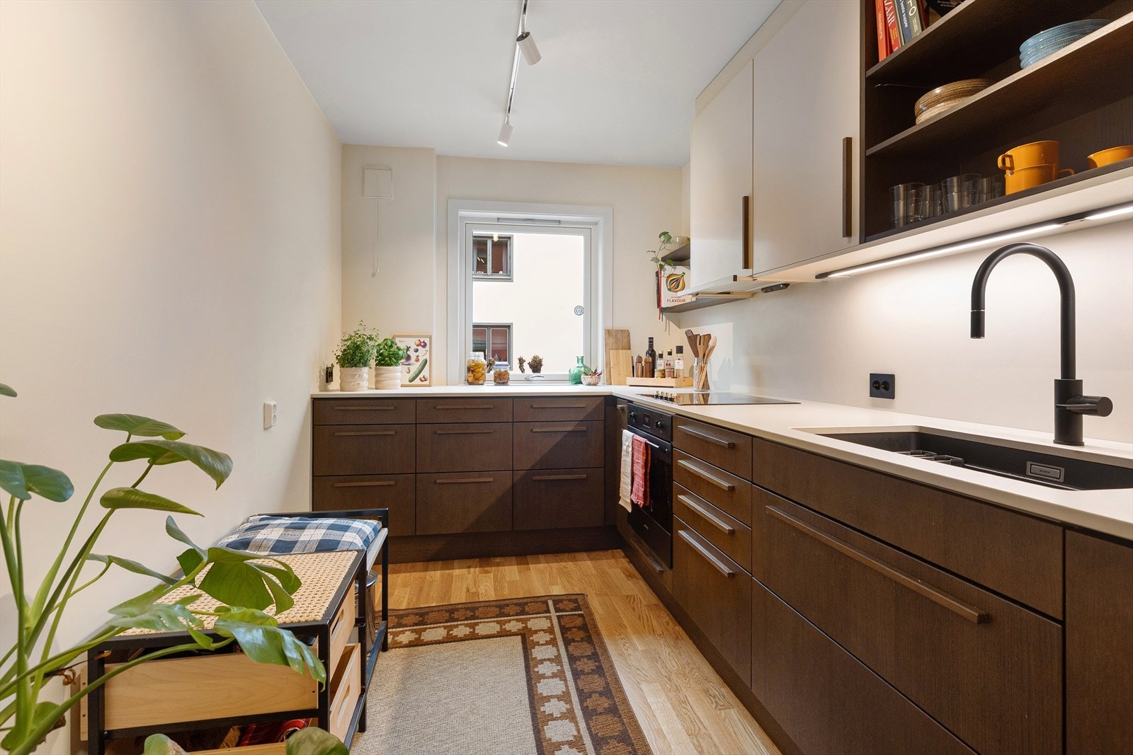 Leiligheten har et strøkent og moderne Sigdal kjøkken fra 2024, med gjennomtenkte løsninger og kvaliteter som merkes i hverdagen. Galleribilde