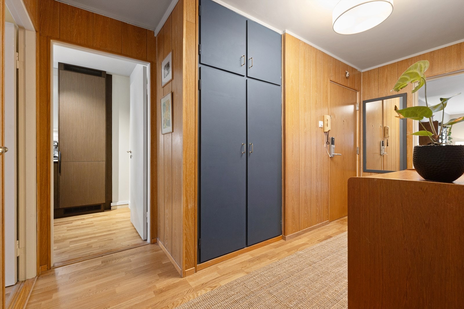 Entréen er romslig og innbydende, med god plass til både sko og yttertøy. Galleribilde