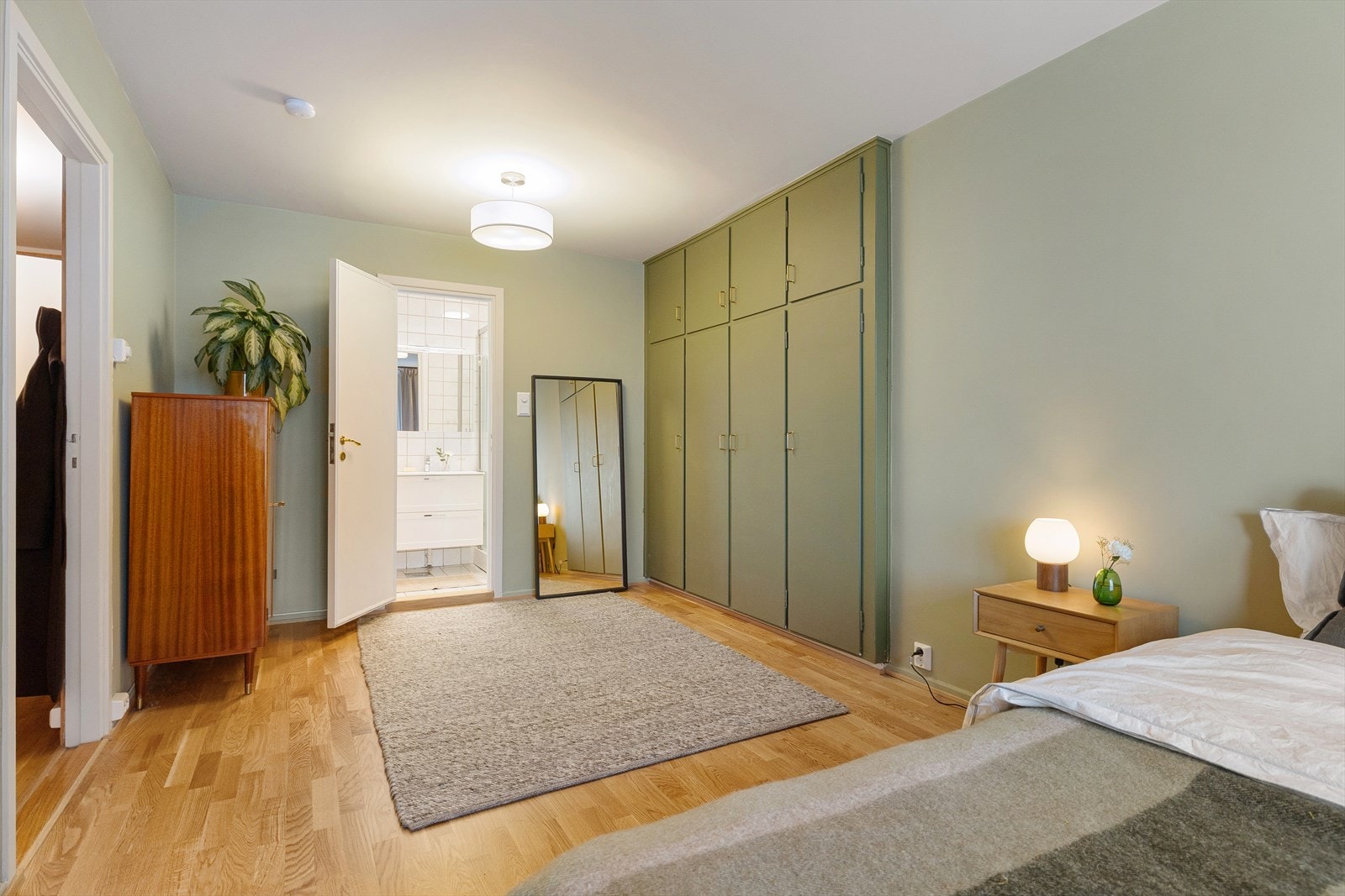 Rikelig med garderobeskap for ytterligere lagring og oppbevaring. Galleribilde