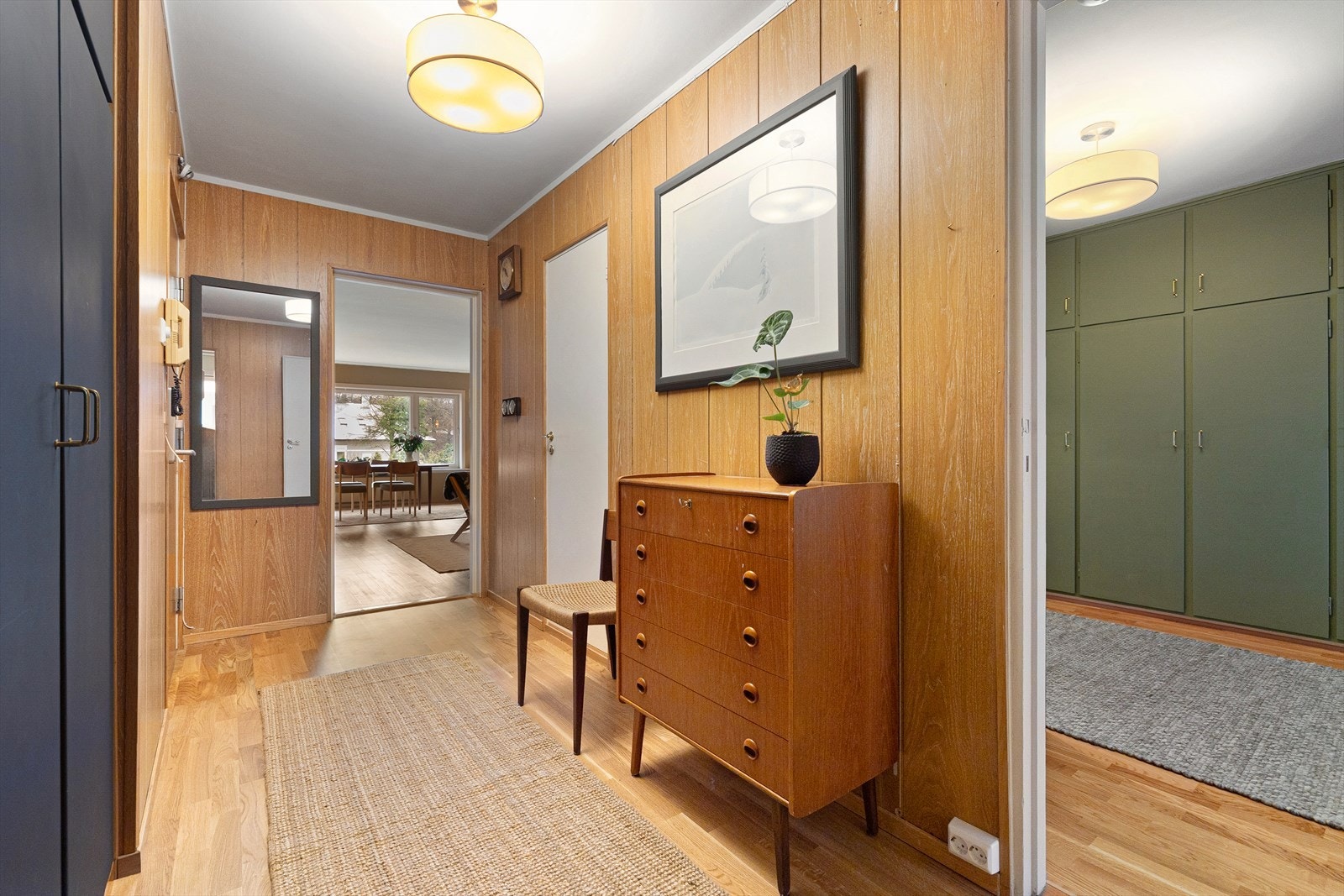 Her er det enkelt å holde orden, samtidig som det er rom for å sette inn kommode eller annen oppbevaring for ekstra lagringsplass. Galleribilde