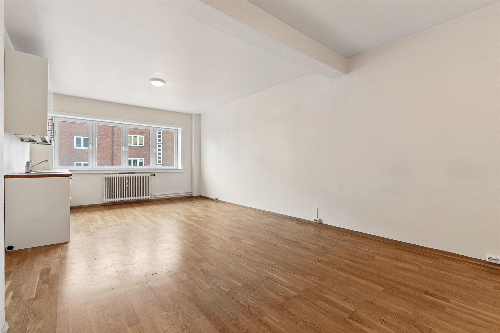 Rommet har gjennomgående parkett på gulv og malte overflater. Galleribilde