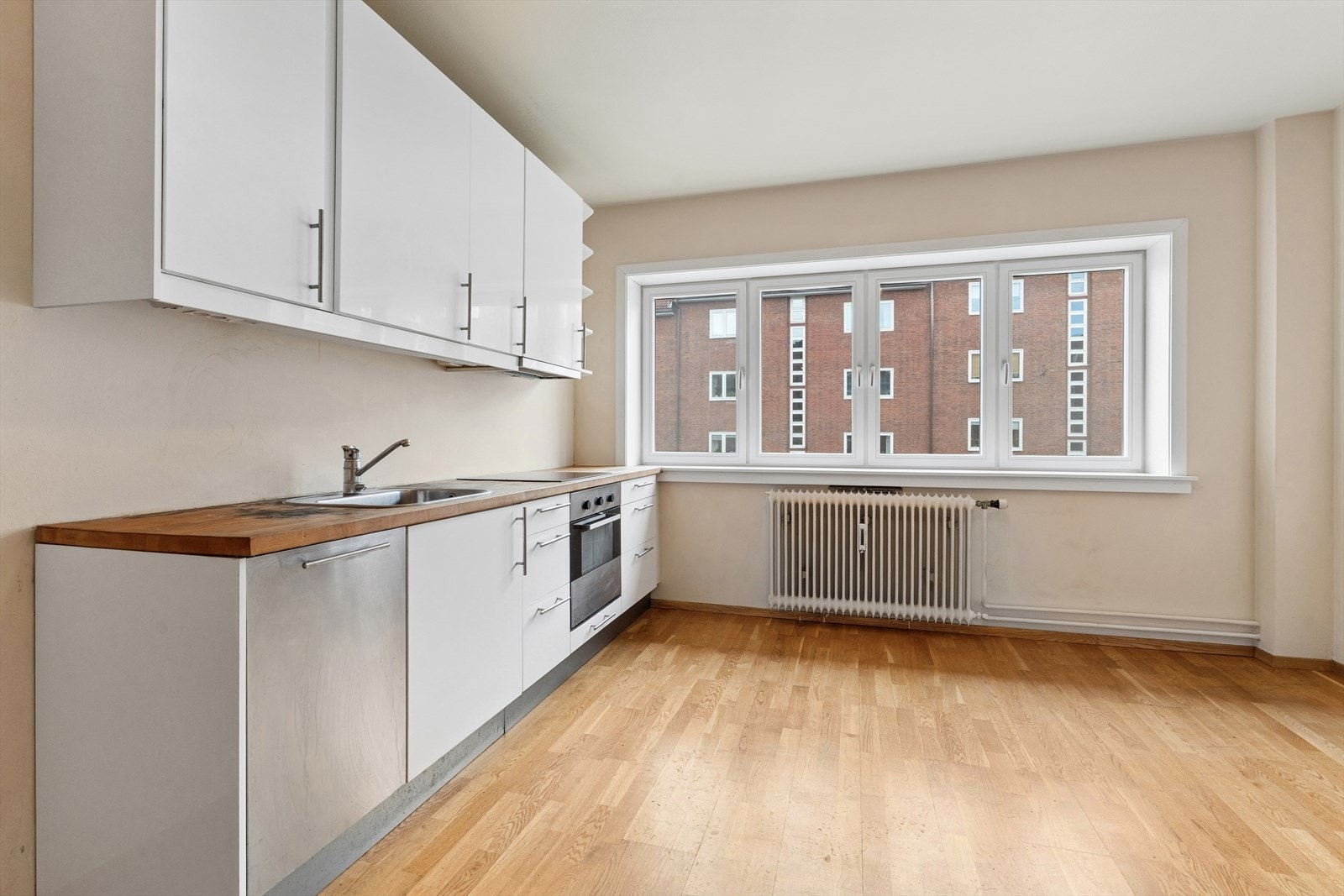 Velkommen til Trondheimsveien 155, presentert av Eiendomsmegler Per-Christian Søreng.
Kjøkkeninnredningen har hvite glatte fronter, benkeplate i heltre og integrerte hvitevarer. Galleribilde