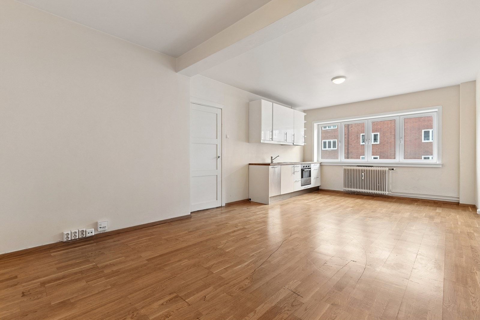 Leiligheten har en åpen stue- og kjøkkenløsning, etablert i 2012. Galleribilde