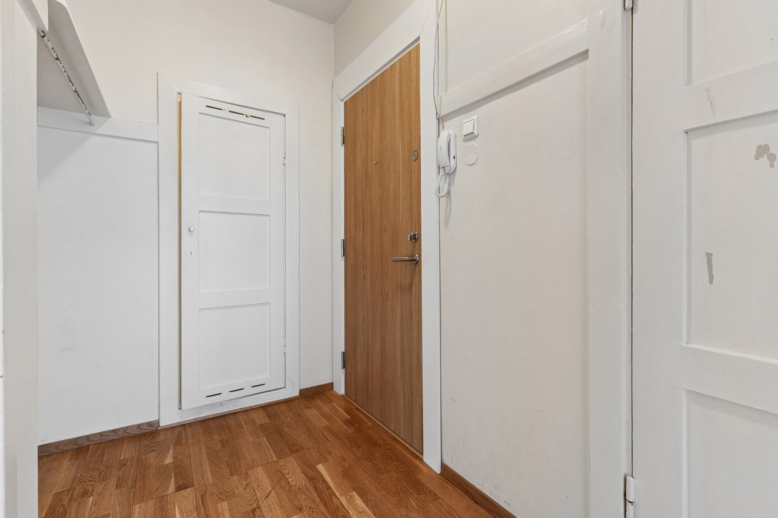 En nyere brann- og lydklassifisert entrédør med sikkerhetslås gir trygghet. Galleribilde