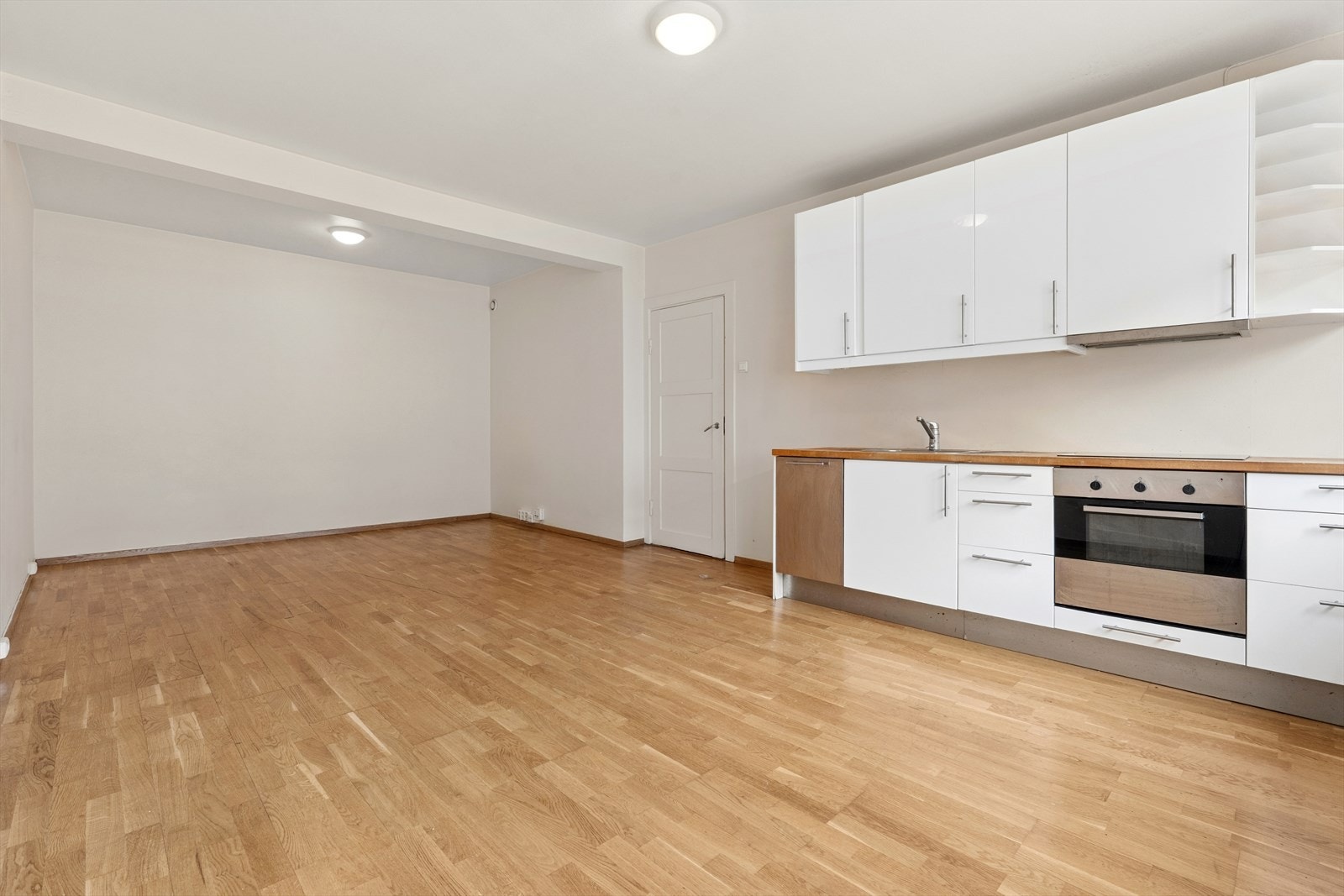 Den åpne løsningen skaper en sosial og luftig atmosfære i leilighetens hovedrom. Galleribilde