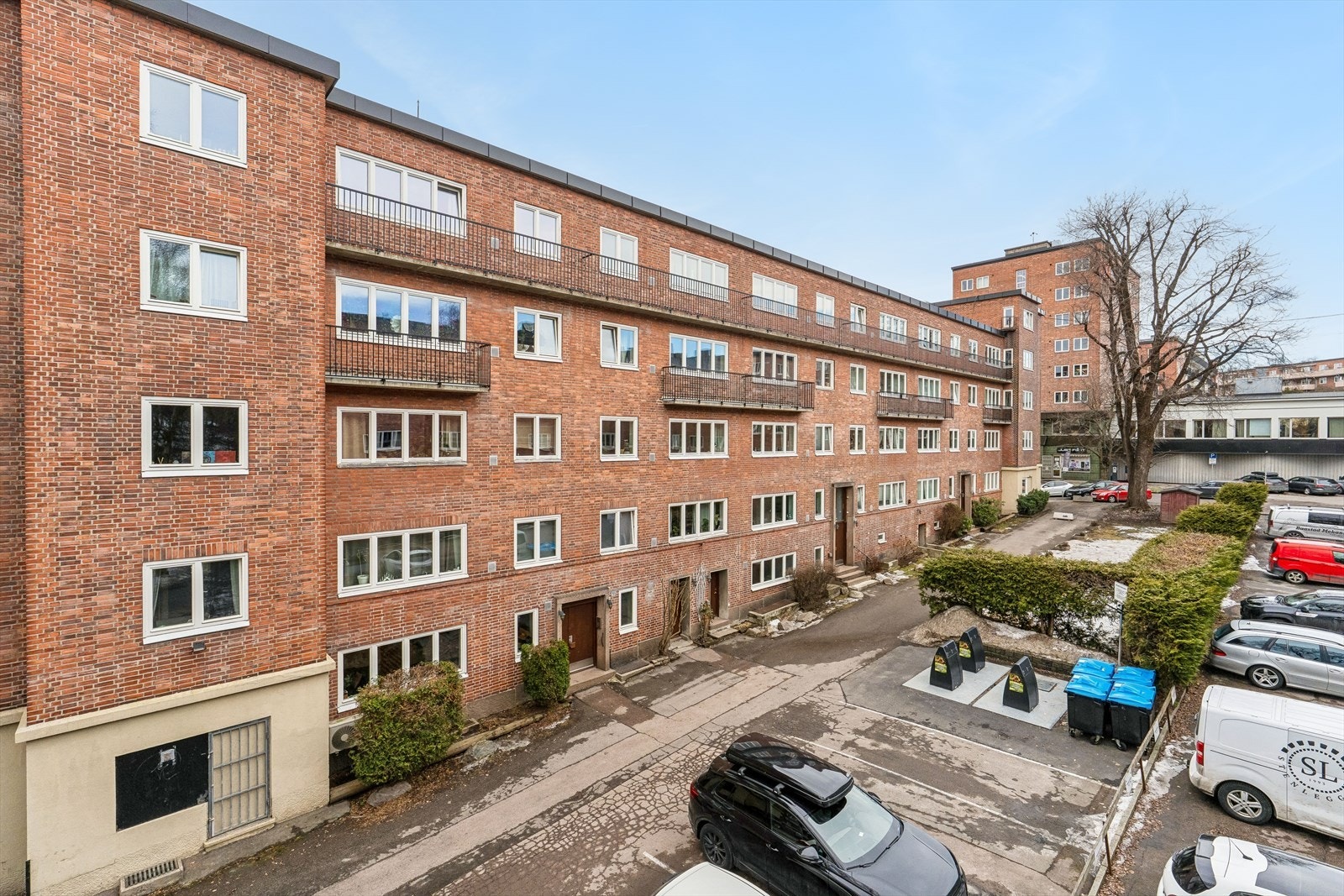 Bygården fra 1937 har en klassisk fasade med spekkmurt teglstein. Galleribilde