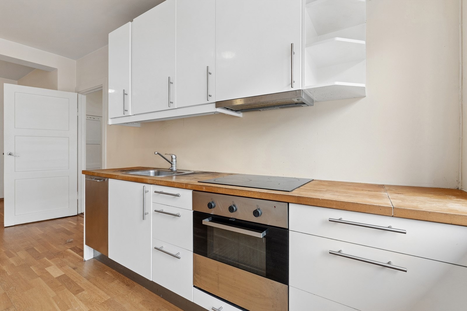 Kjøkkenet er utstyrt med keramisk koketopp, stekeovn og integrert oppvaskmaskin. Galleribilde