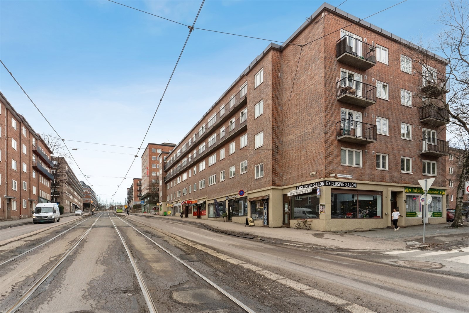 Kollektivtilbudet er svært godt, med Rosenhoff trikke- og busstopp kun to minutter unna. Galleribilde