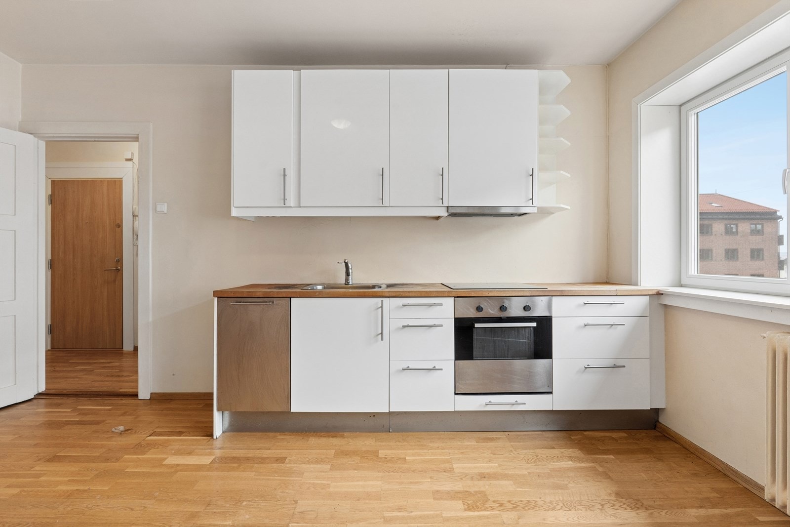 Leiligheten har en åpen stue- og kjøkkenløsning, etablert i 2012. Galleribilde