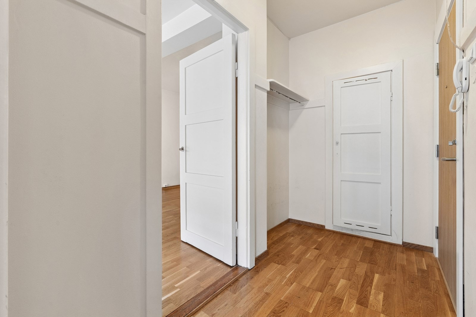 Innvendige malte fyllingsdører binder rommene sammen på en klassisk måte. Galleribilde