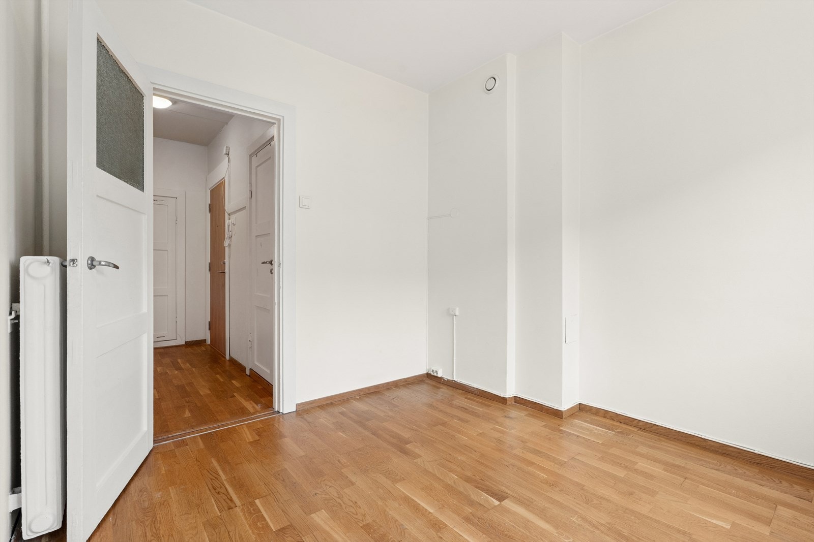 Oppvarming via vannbåren radiatorvarme gir en jevn og behagelig temperatur. Galleribilde