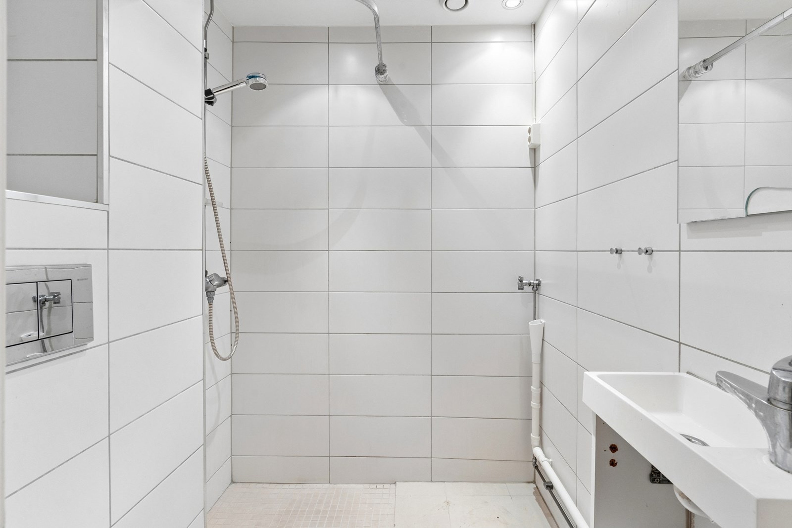 Badet ble modernisert i 2012 og har flislagte overflater og veggmontert toalett. Galleribilde