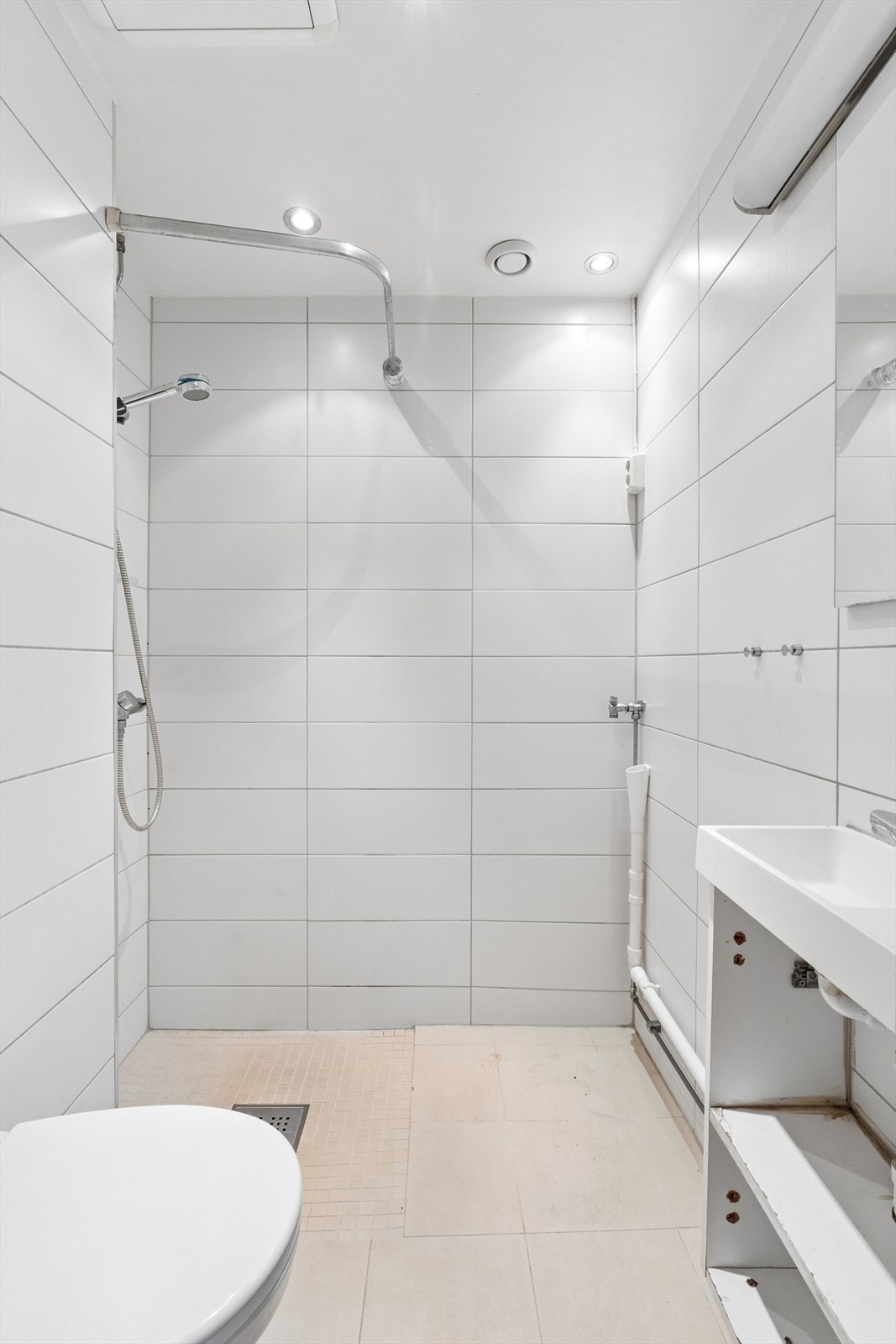 Her er det elektriske varmekabler i gulvet, downlights i taket og opplegg for vaskemaskin. Galleribilde