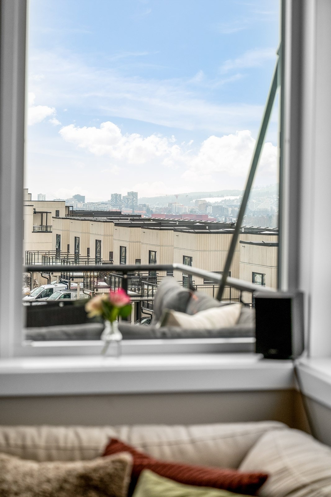 Området har gode kommunikasjonsmuligheter, med Lillestrøm stasjon 9 minutter unna og Oslo S nås på 22 minutter. Galleribilde