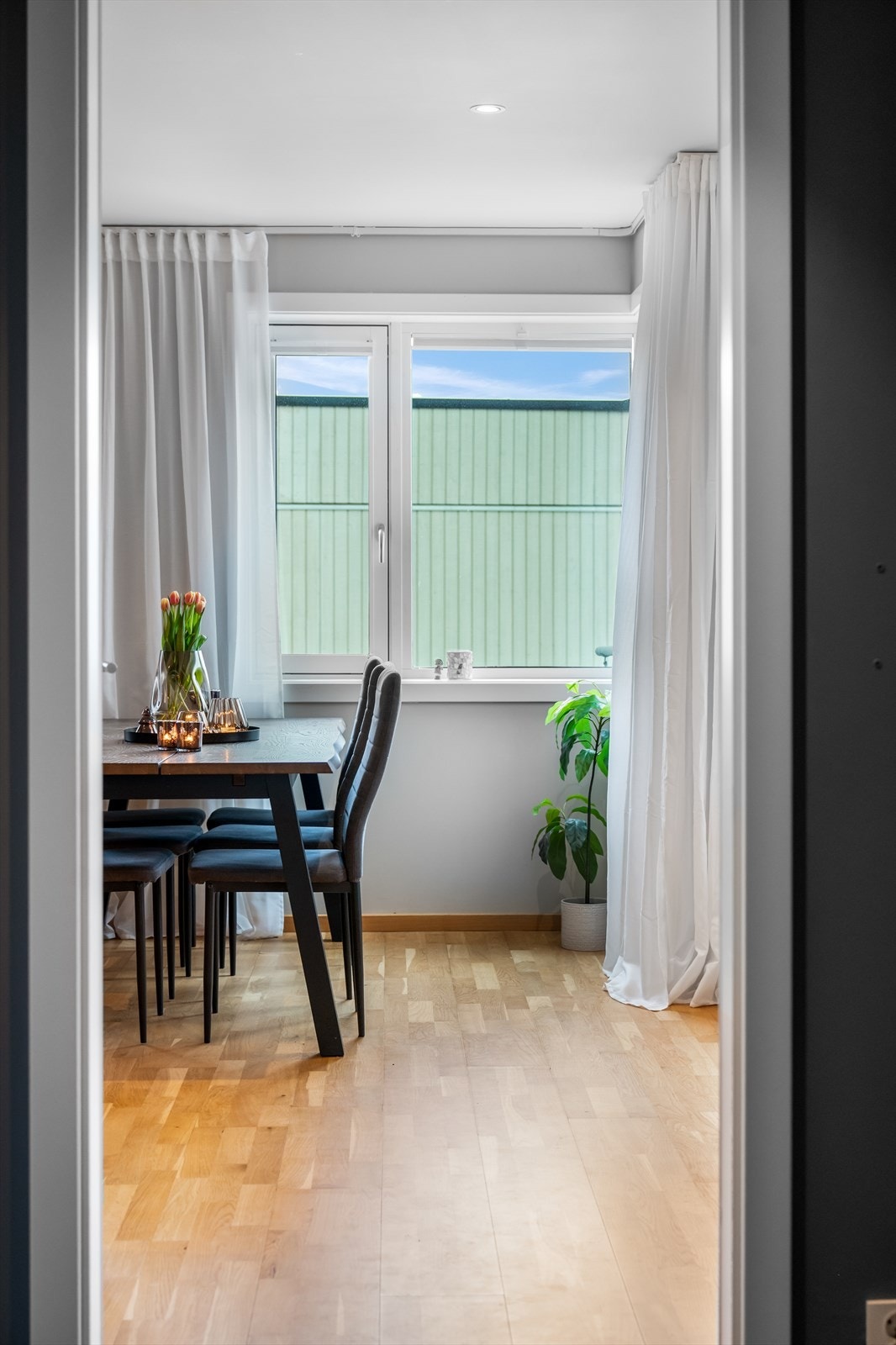 Gjennomgående parkett på gulv i alle oppholdsrom. Galleribilde