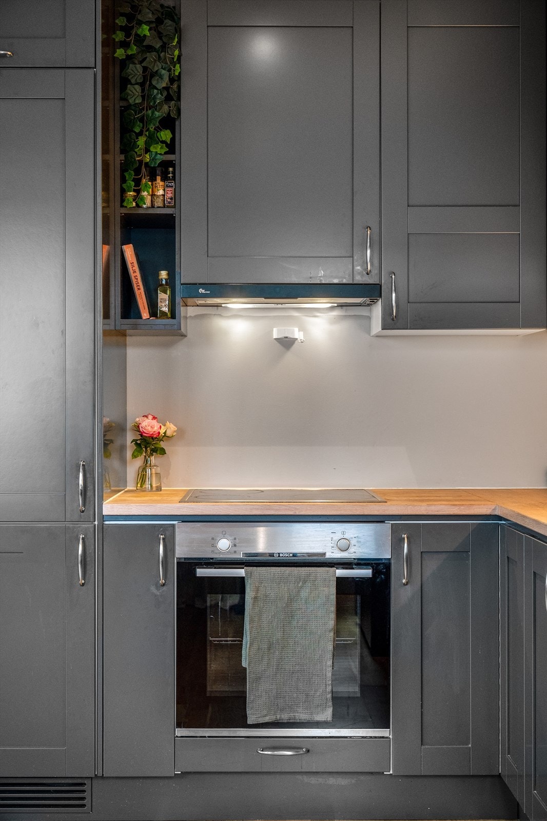 Integrert stekeovn og platetopp er plassert for en effektiv arbeidsflyt på kjøkkenet. Galleribilde