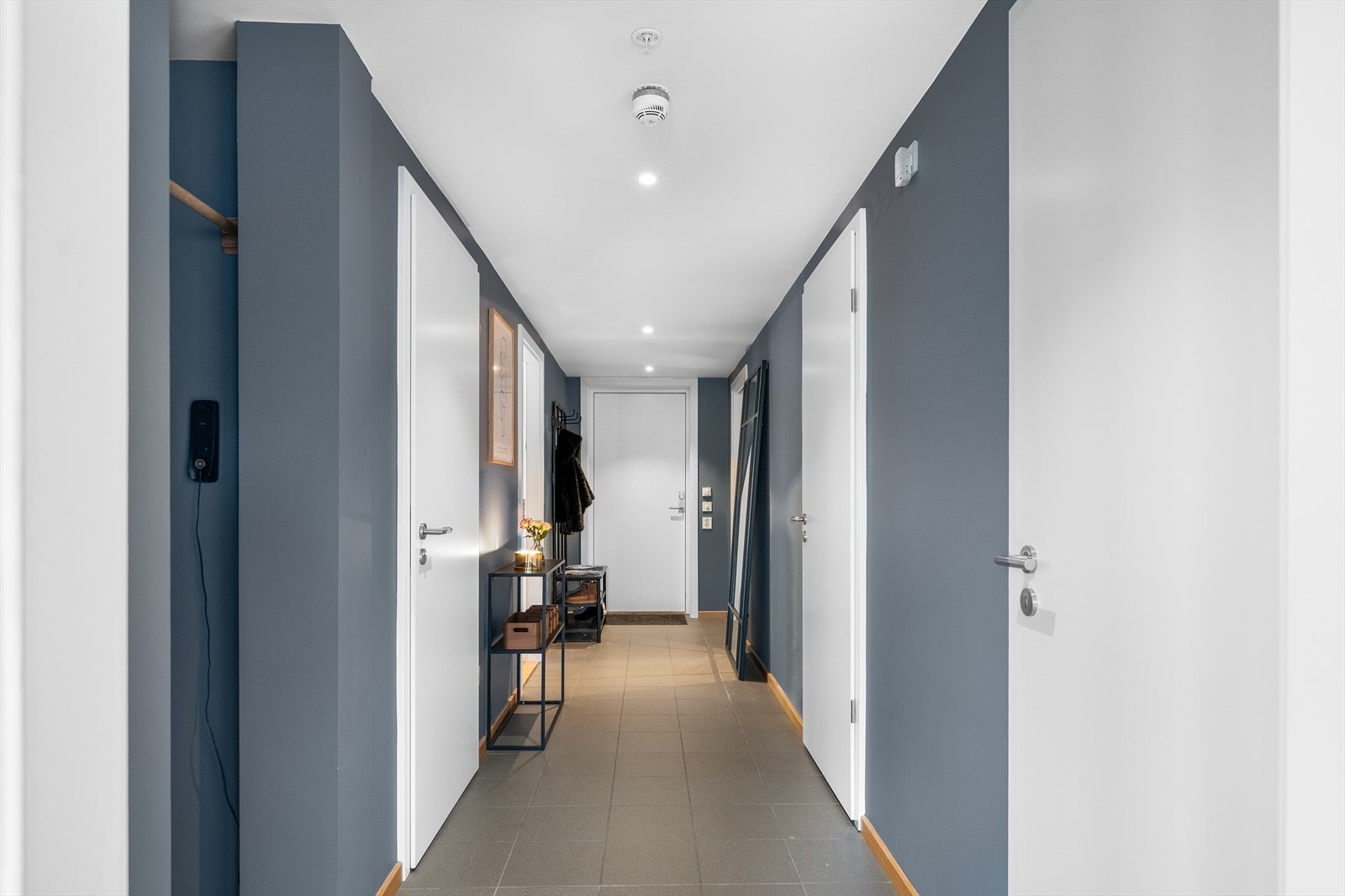 Velkommen inn. Entréen har praktiske fliser på gulvet og behagelig, vannbåren gulvvarme. Galleribilde