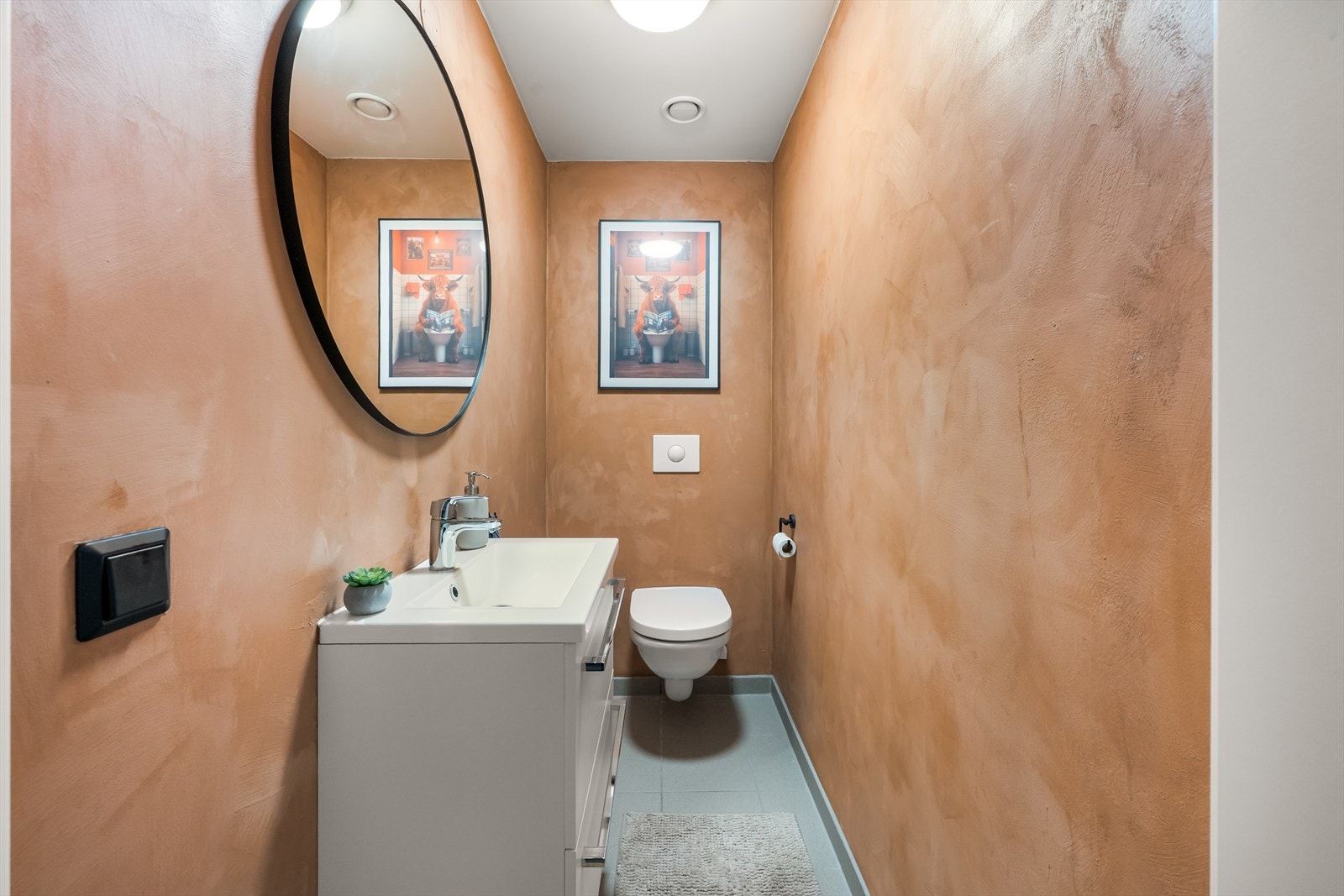 I tillegg til hovedbadet har leiligheten et separat toalettrom på ca. 2 m² med veggmontert WC og servant. Galleribilde