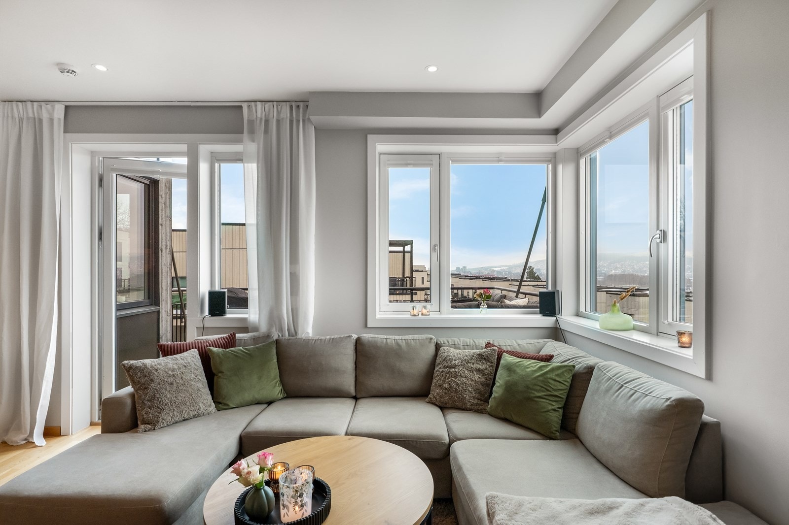 Store vindusflater slipper inn rikelig med dagslys, og herfra har du direkte utgang til en av leilighetens to balkonger. Galleribilde