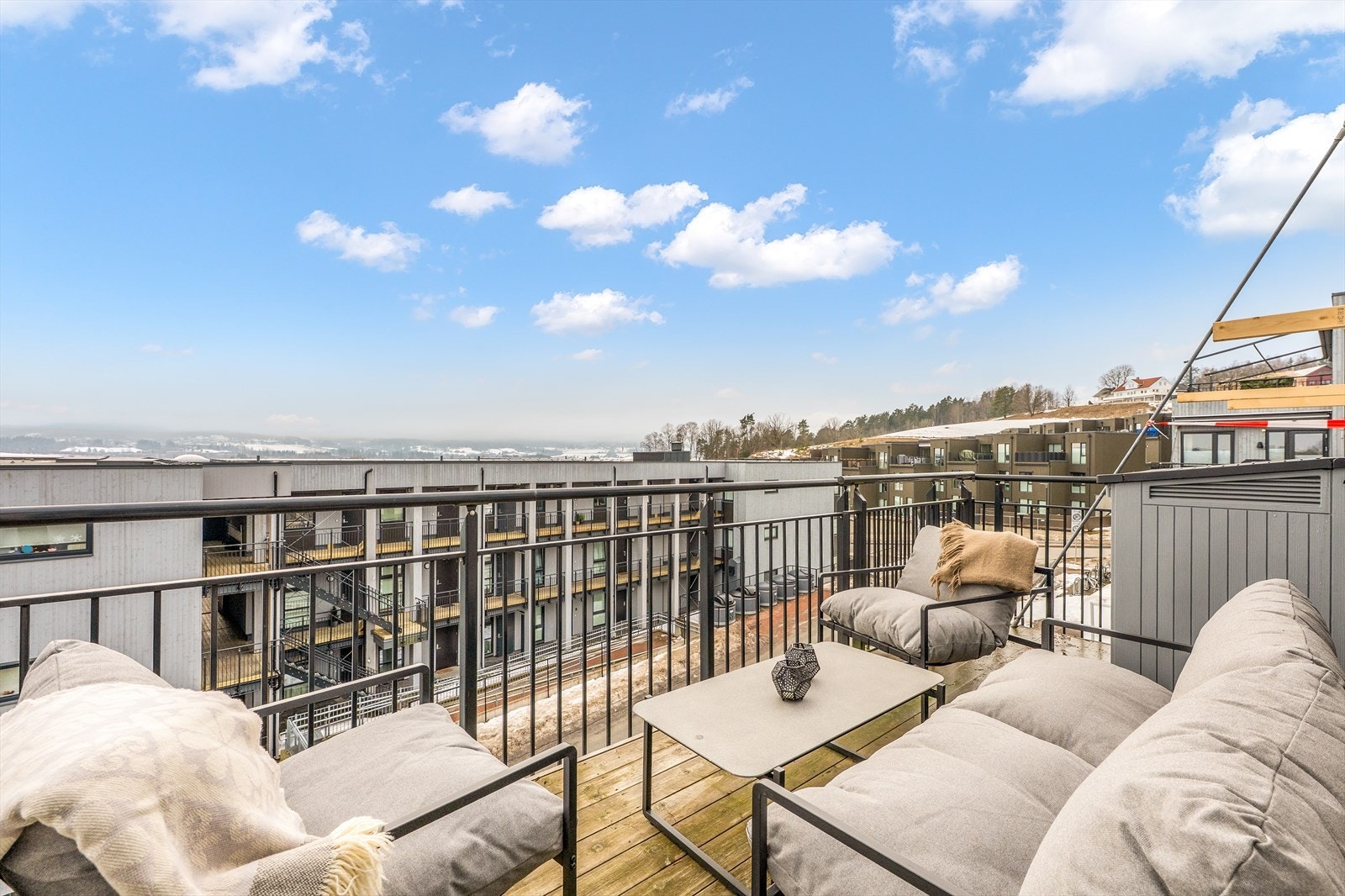 Balkongen tilknyttet hovedsoverommet er på ca. 9,5 m². Galleribilde