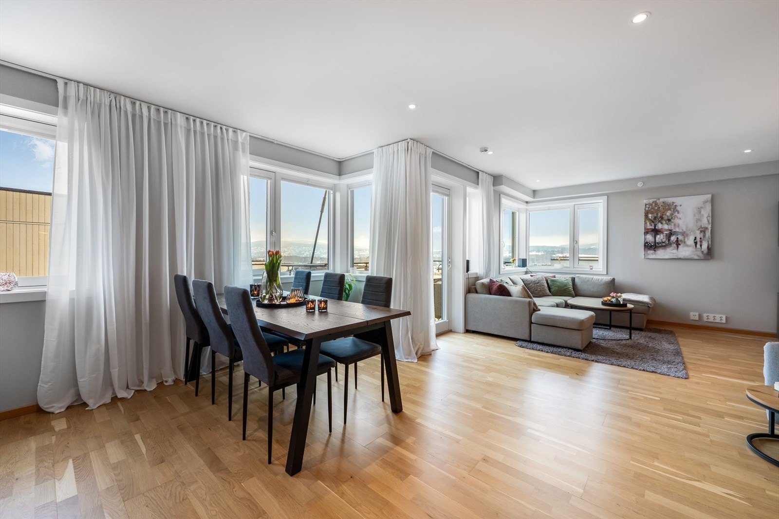 God plass til både spisebord og sofagruppe, som gjør rommet fleksibelt for ulike soner og anledninger. Galleribilde