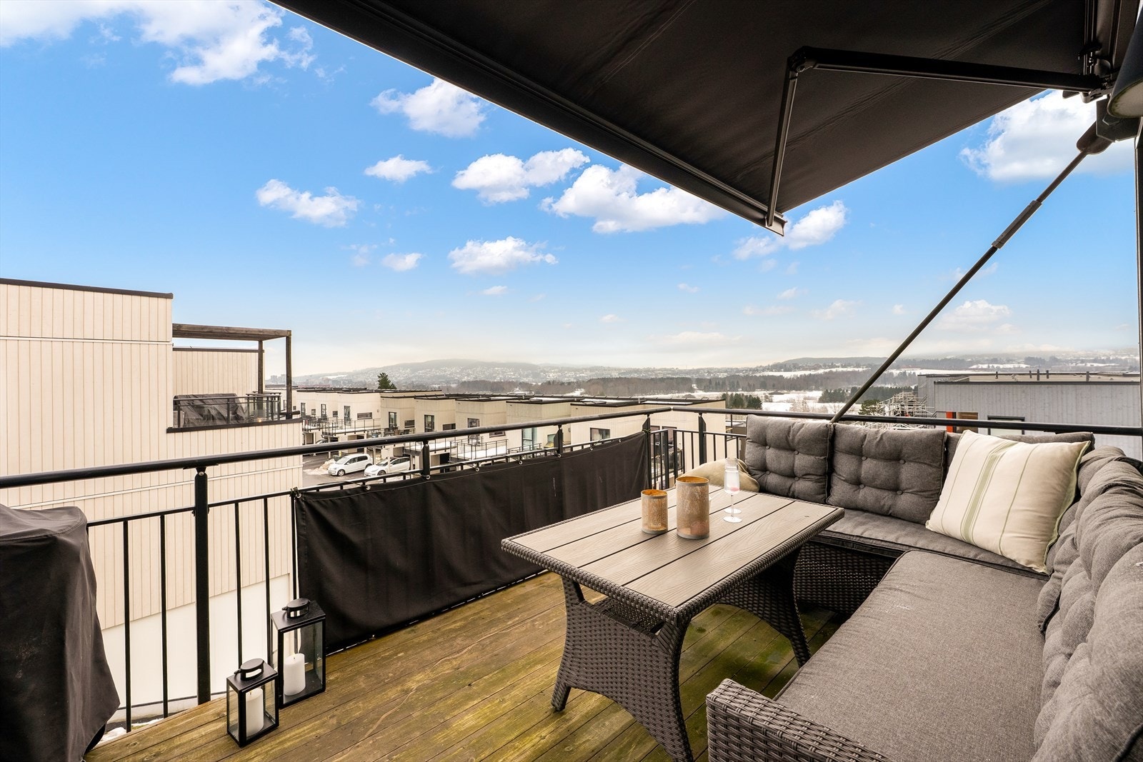 Balkongene er i stål- og trekonstruksjon. Det er helt ny markise fra 2025. Galleribilde