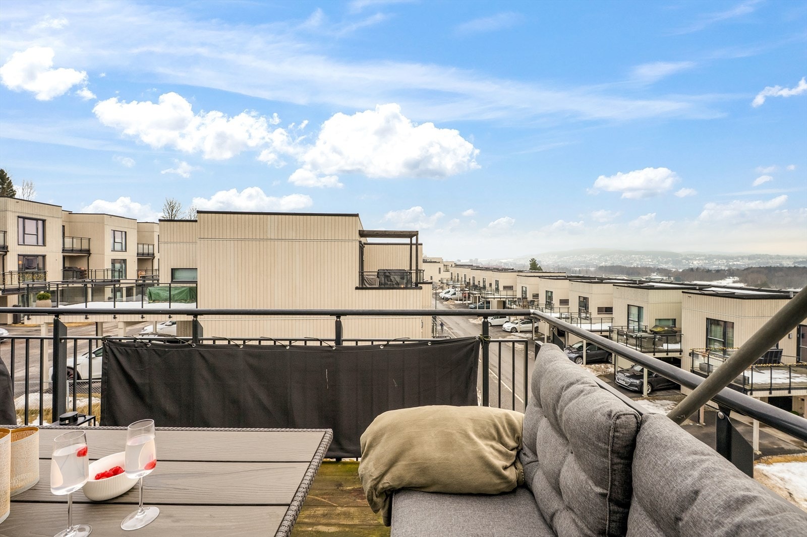 Herfra har man en åpen og fri utsikt over området. Balkongene er sørvendt og byr på gode solforhold. Galleribilde