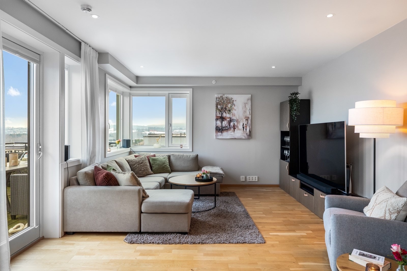 Stuen er et lunt og behagelig rom med vannbåren gulvvarme som sikrer jevn temperatur. Galleribilde