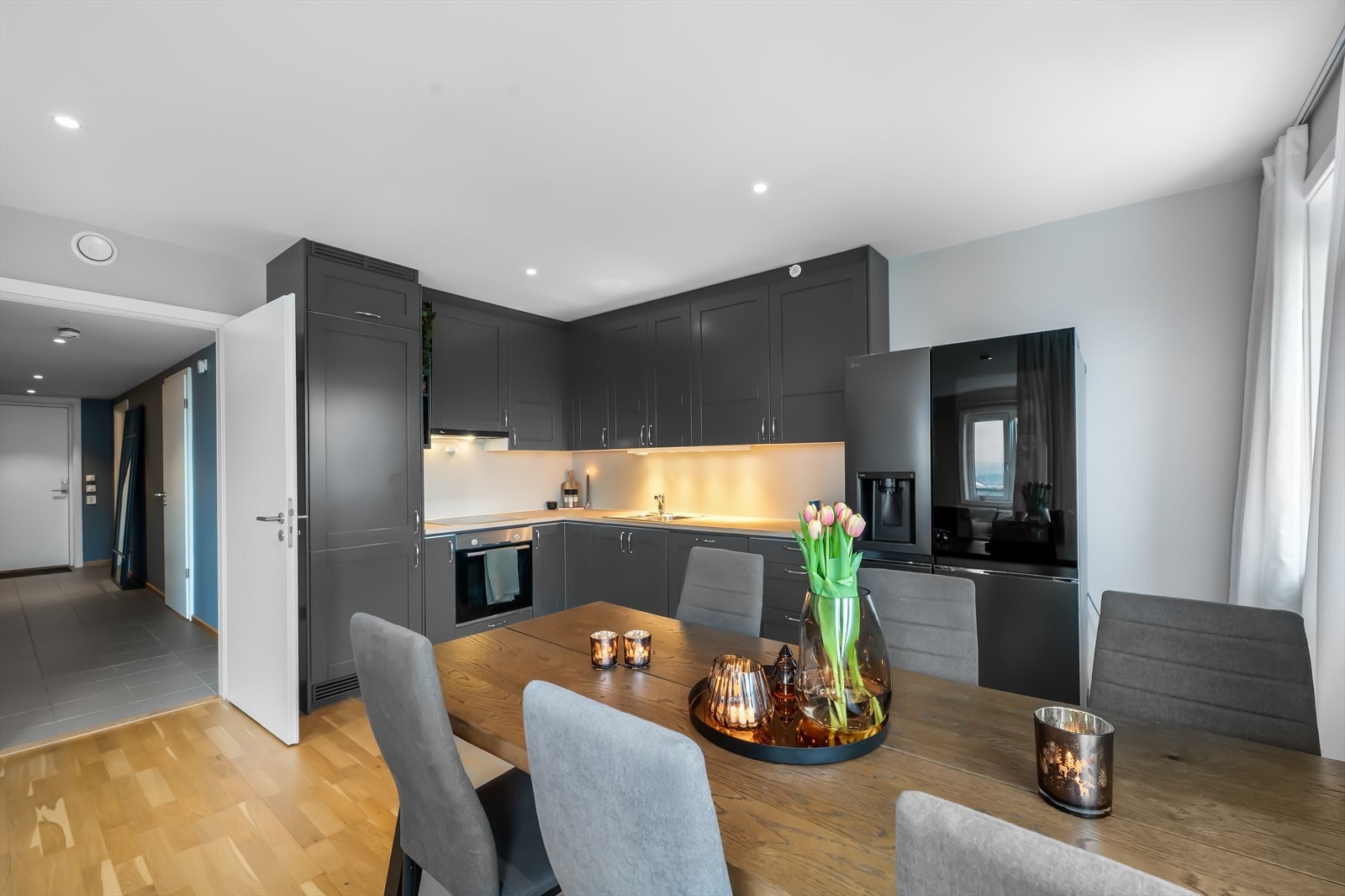 Kjøkkenet er praktisk utformet med god skap- og benkeplass, og en naturlig plassering for spisebordet. Galleribilde