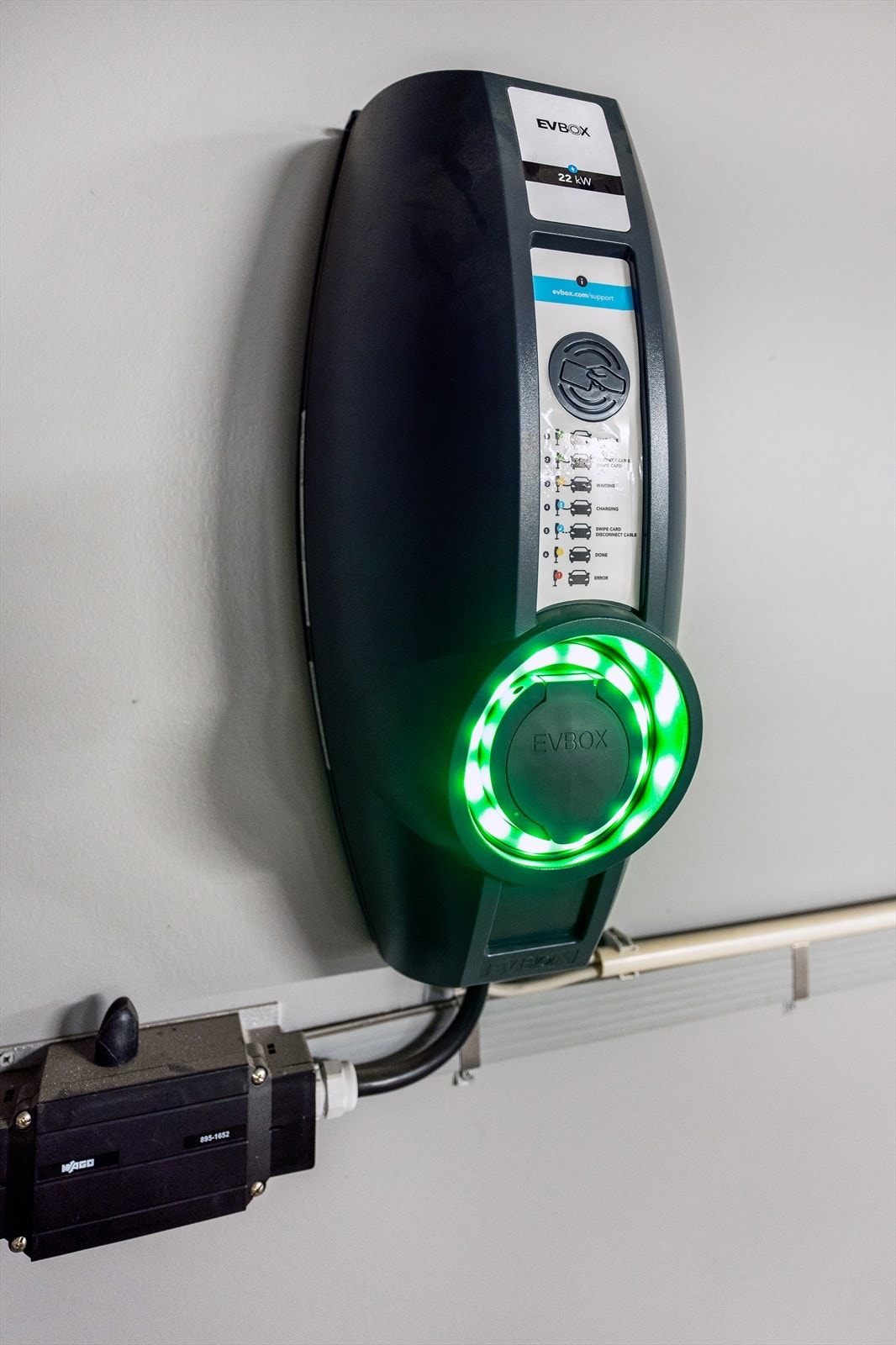 Det er installert ladeboks for elbil på parkeringsplassen. Galleribilde